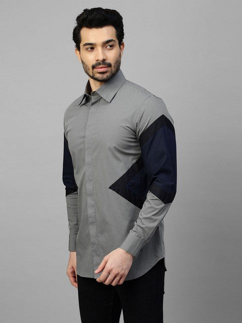 Grey shirt with black and dark blue arrow feature
