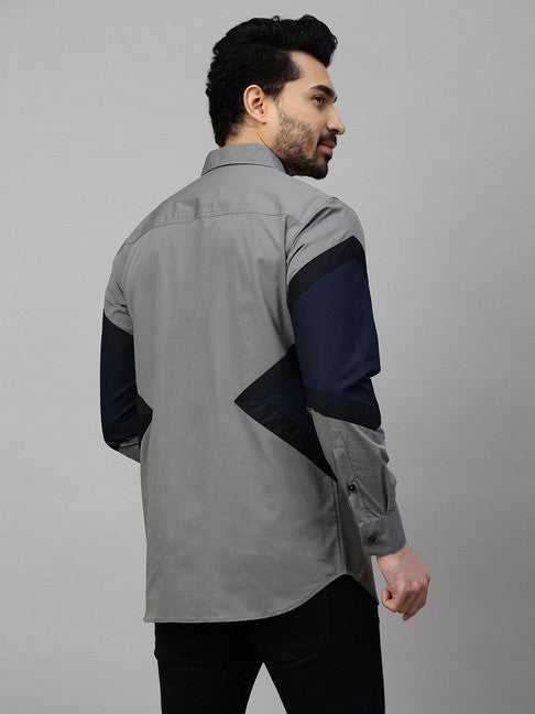 Grey shirt with black and dark blue arrow feature