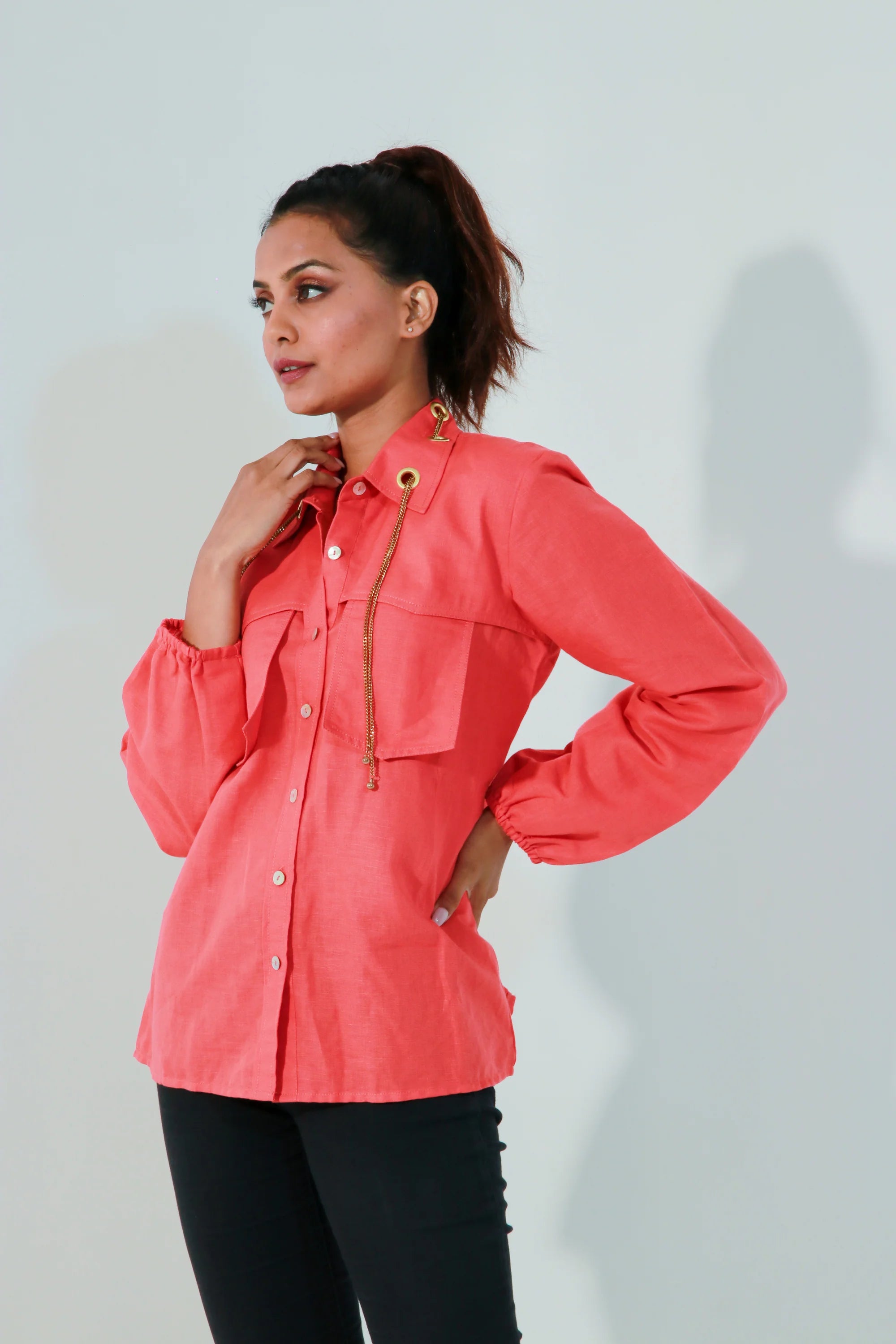 Shirt with detached pockets & eyele zip feature