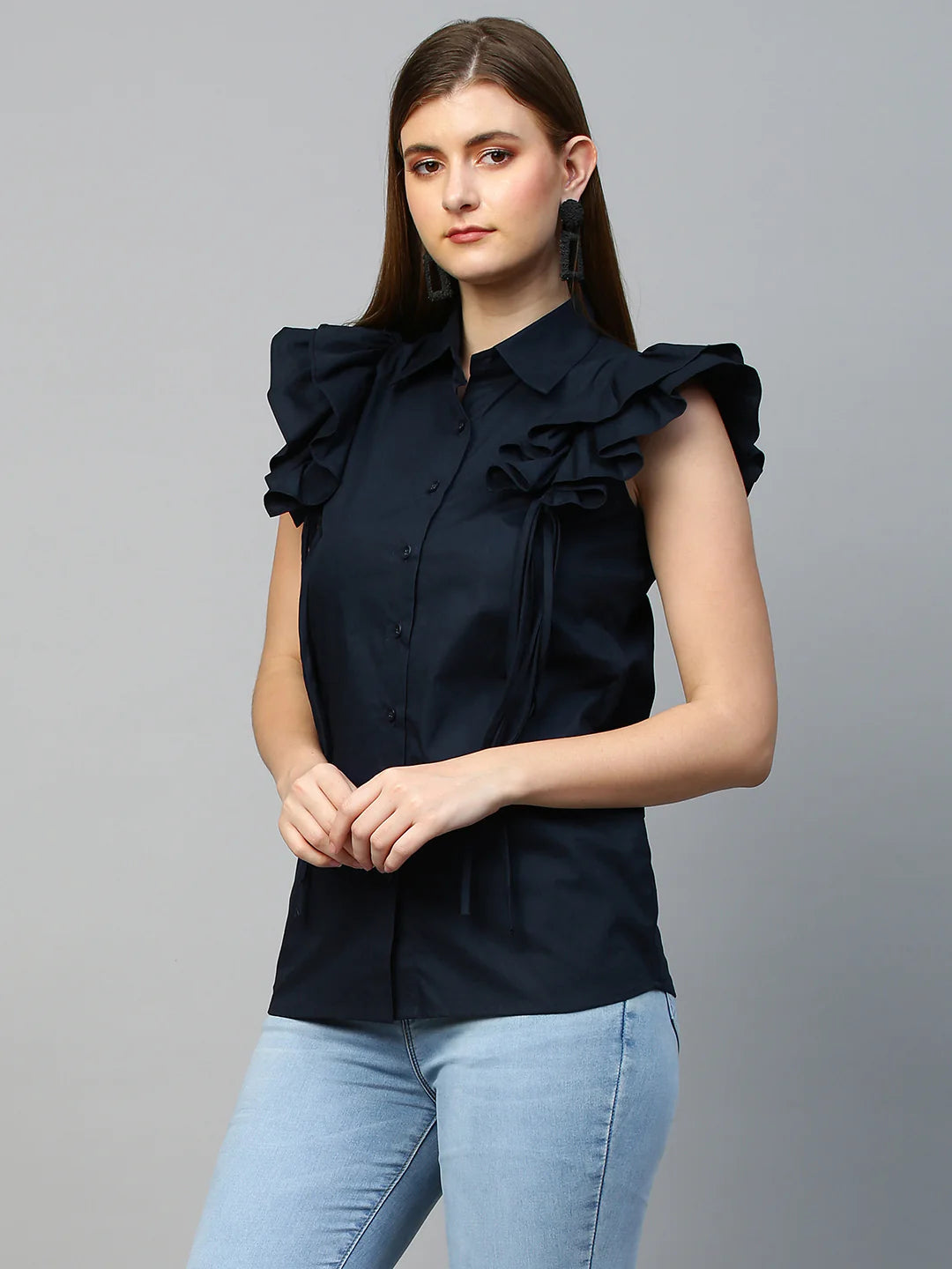 Sleeveless shirt with frills and tie-ups