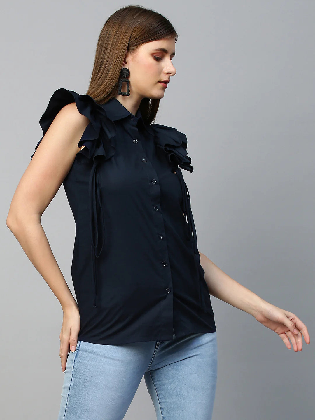 Sleeveless shirt with frills and tie-ups