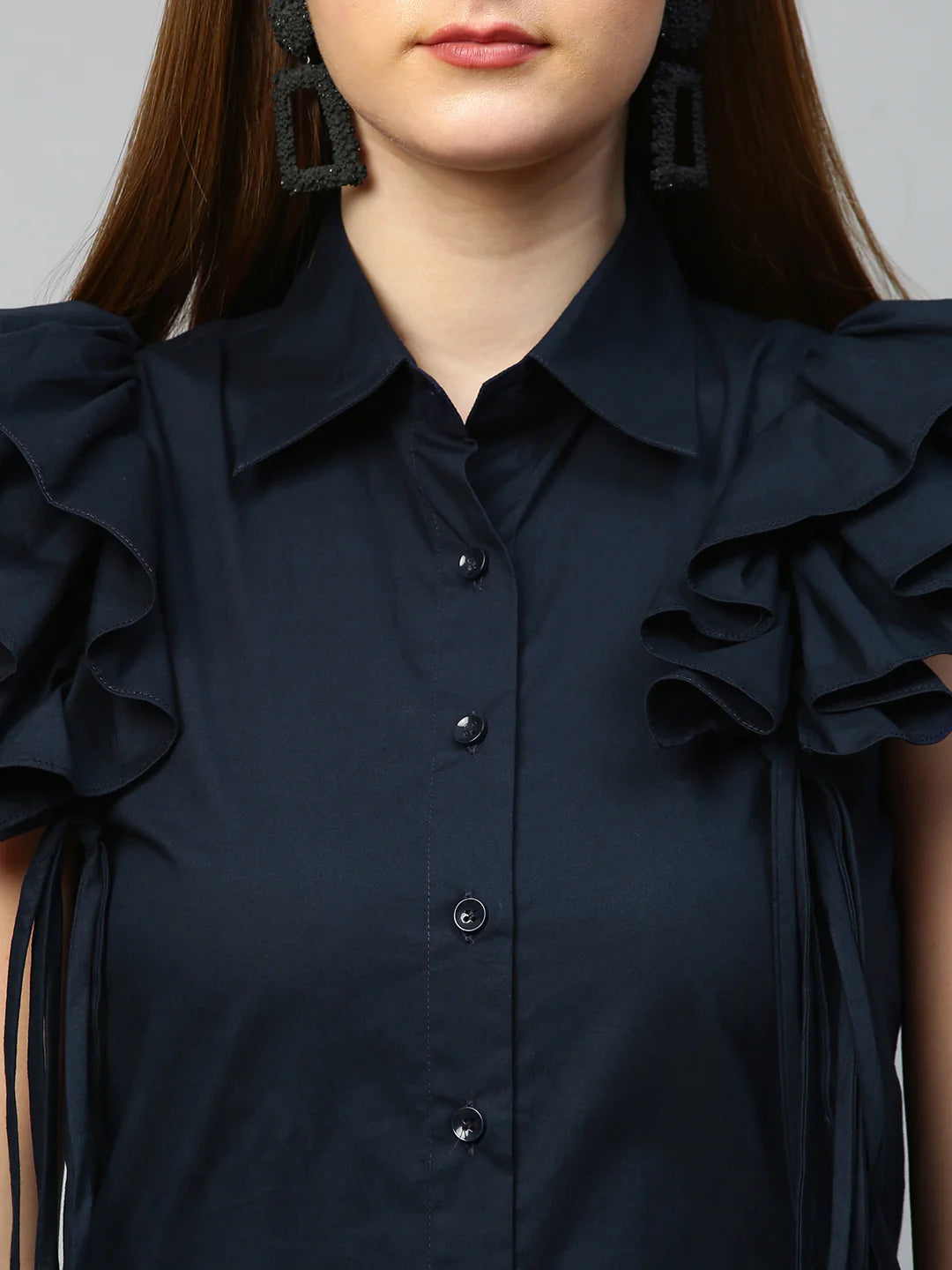 Sleeveless shirt with frills and tie-ups