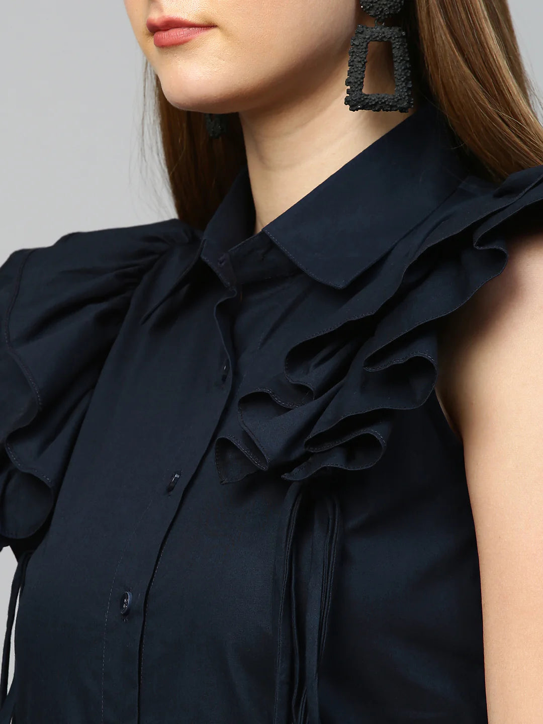 Sleeveless shirt with frills and tie-ups