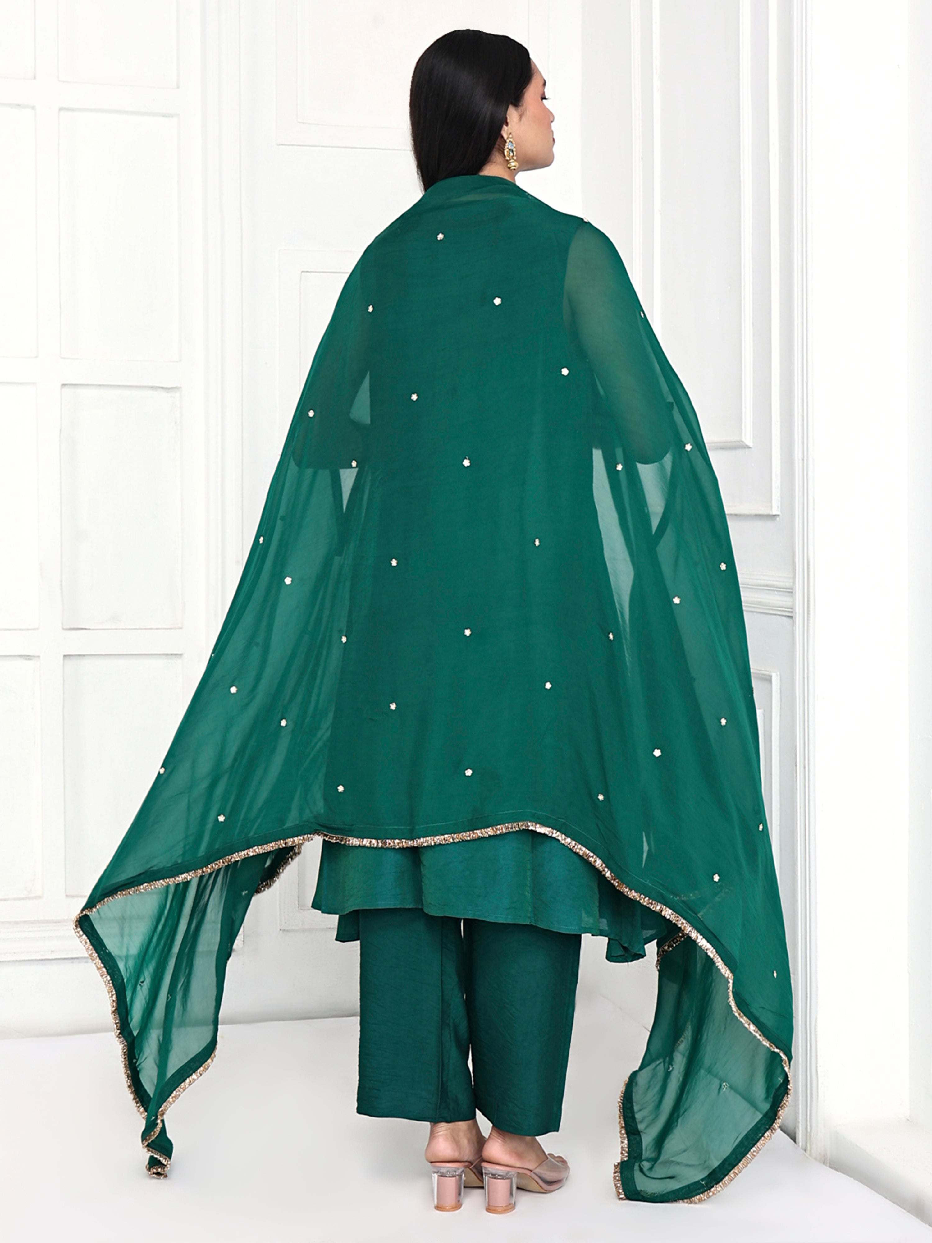 A line tunic paired with pants and embellished cape.