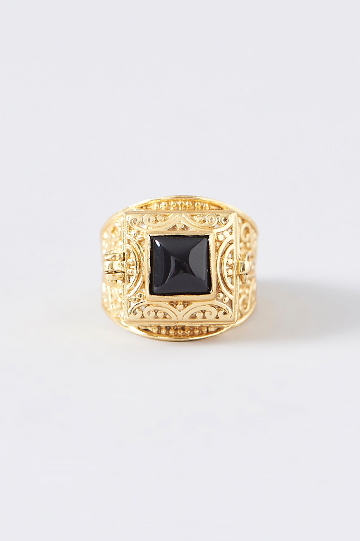 Black stone poison ring