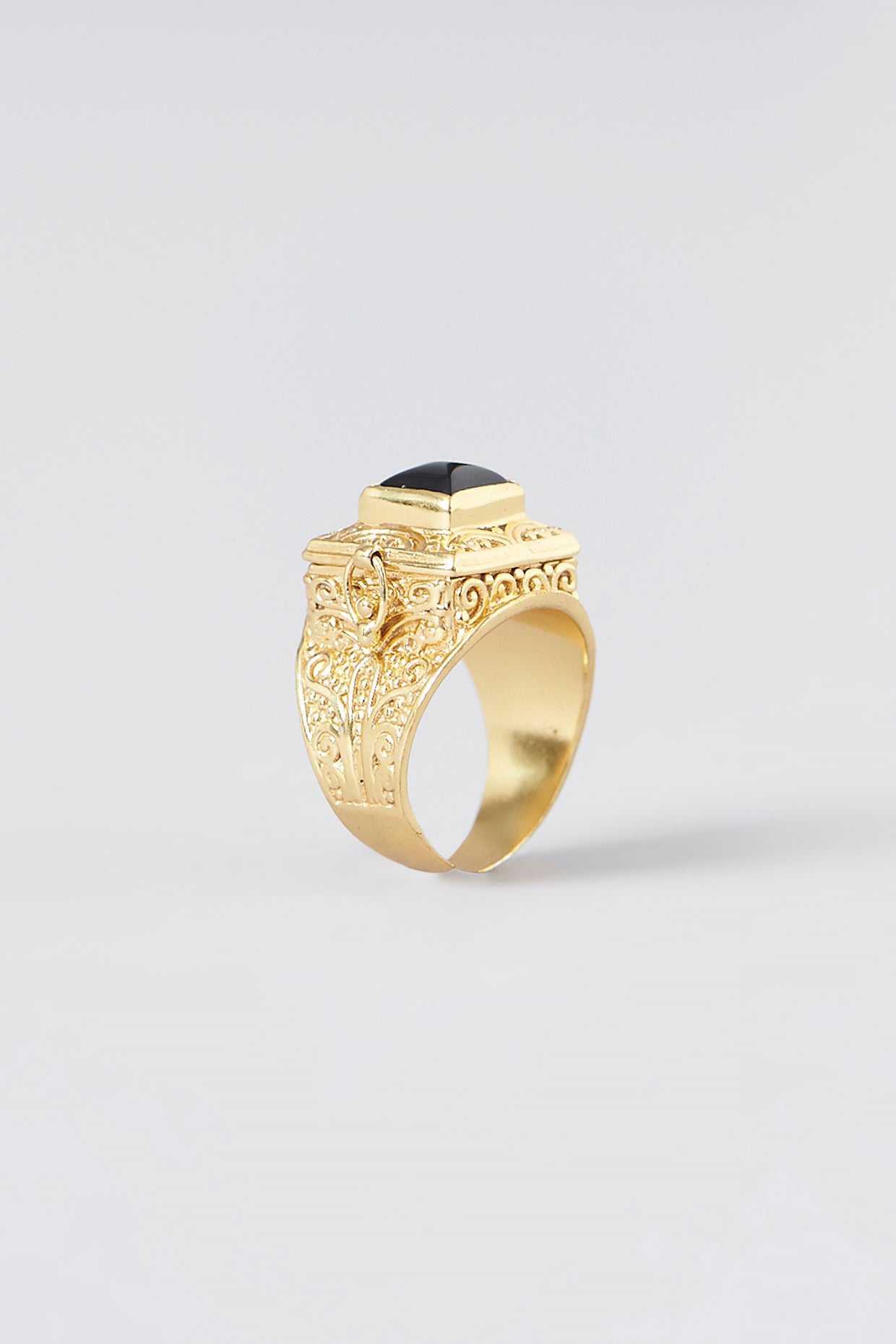 Black stone poison ring