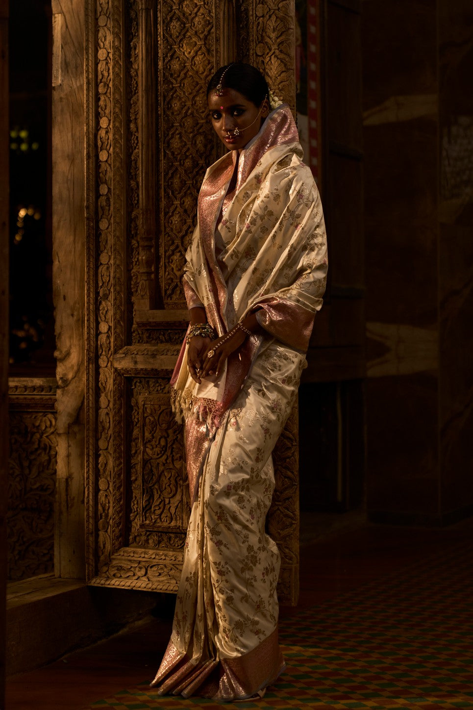 Indra Ki Pari' Shwet Jangla Zari Pure Silk Benarasi Handloom Sari