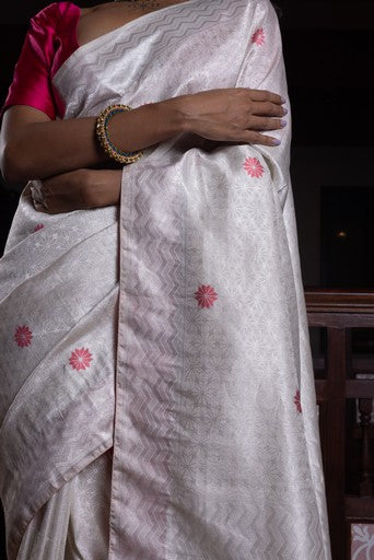Jhilmil Sitara' Shwet Geometrical Zari Pure Silk Benarasi Handloom Sari