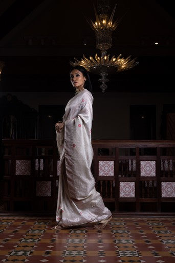 Jhilmil Sitara' Shwet Geometrical Zari Pure Silk Benarasi Handloom Sari
