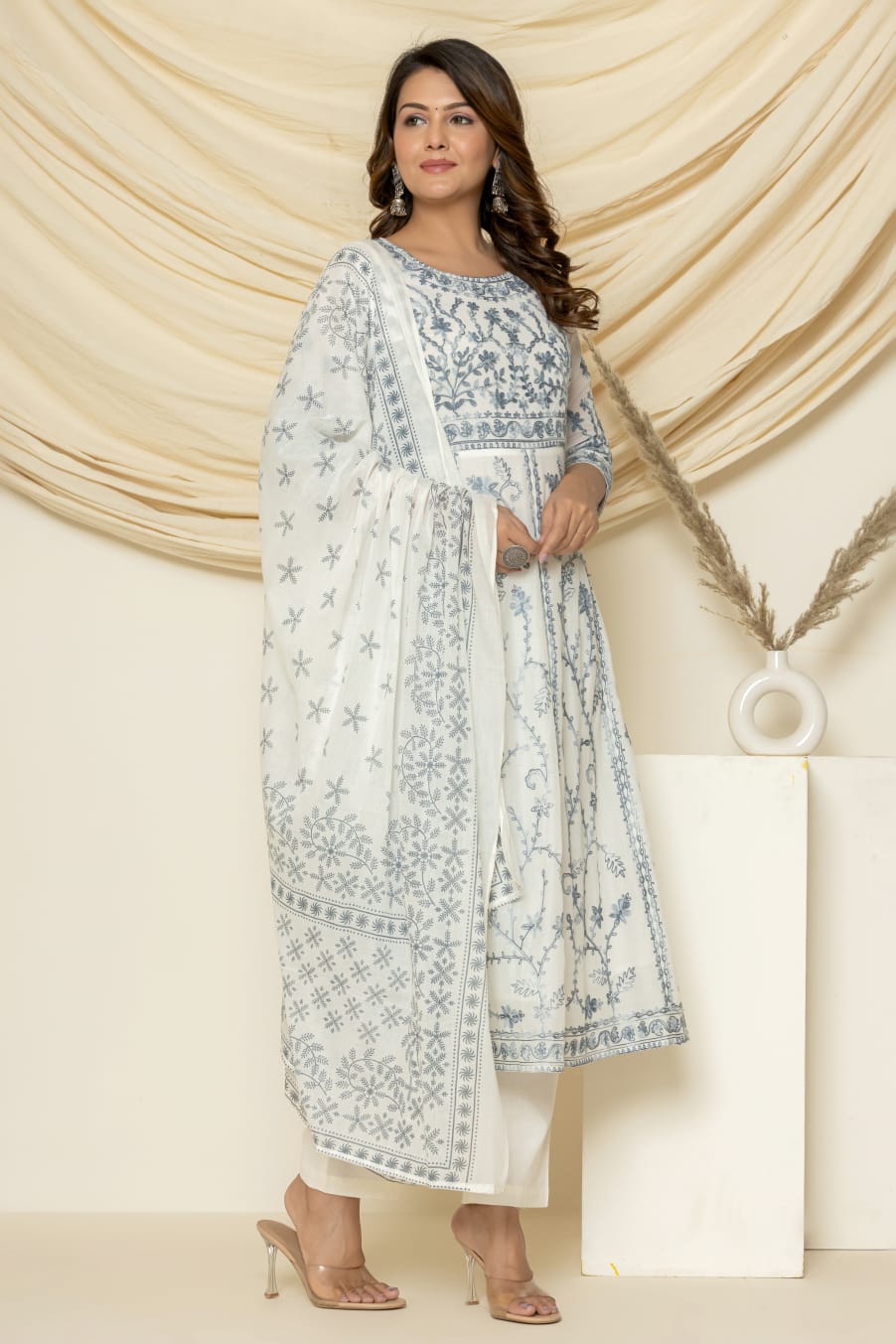 Grey mohak -aari embroidered suit set with pant and dupatta