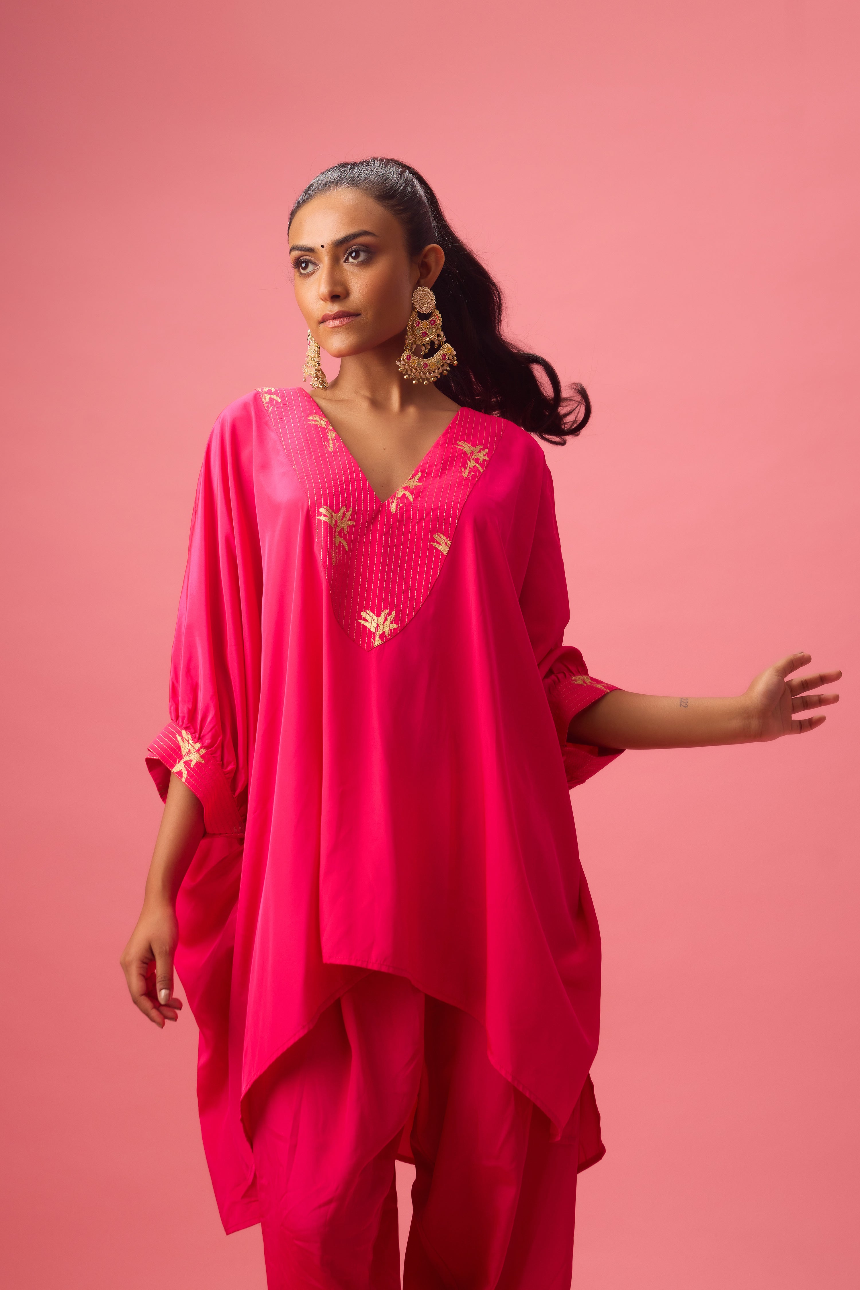 V NECKLINE WITH DHAGAI AND FOILING KAFTAN  DETAILING PAIRED WITH SALWAR