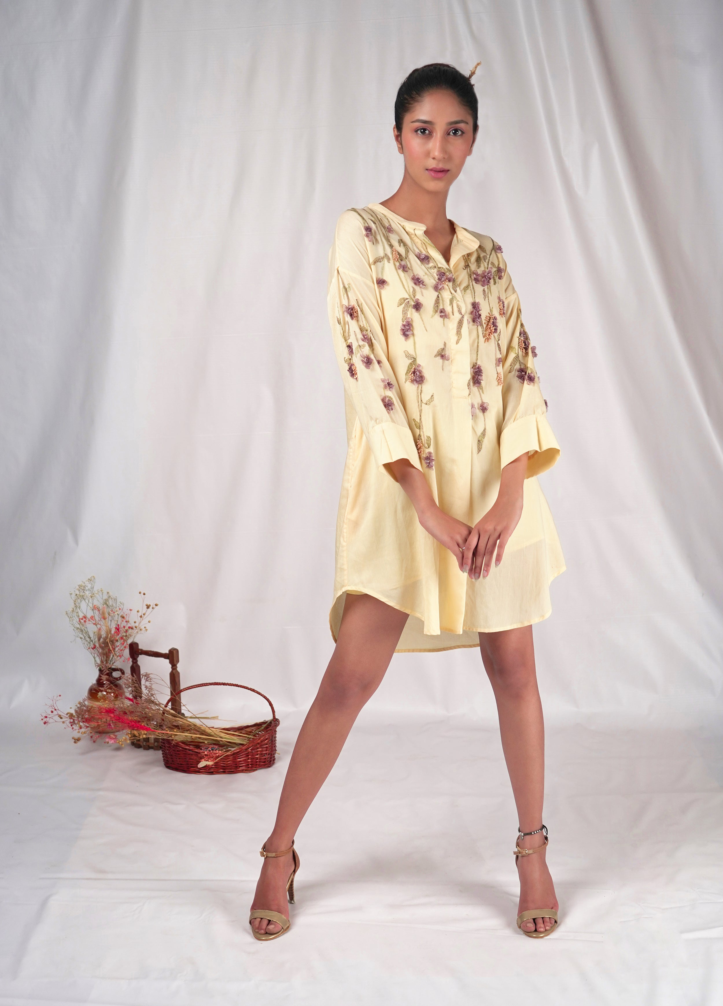 Yellow tent-fitted dress with embroidery