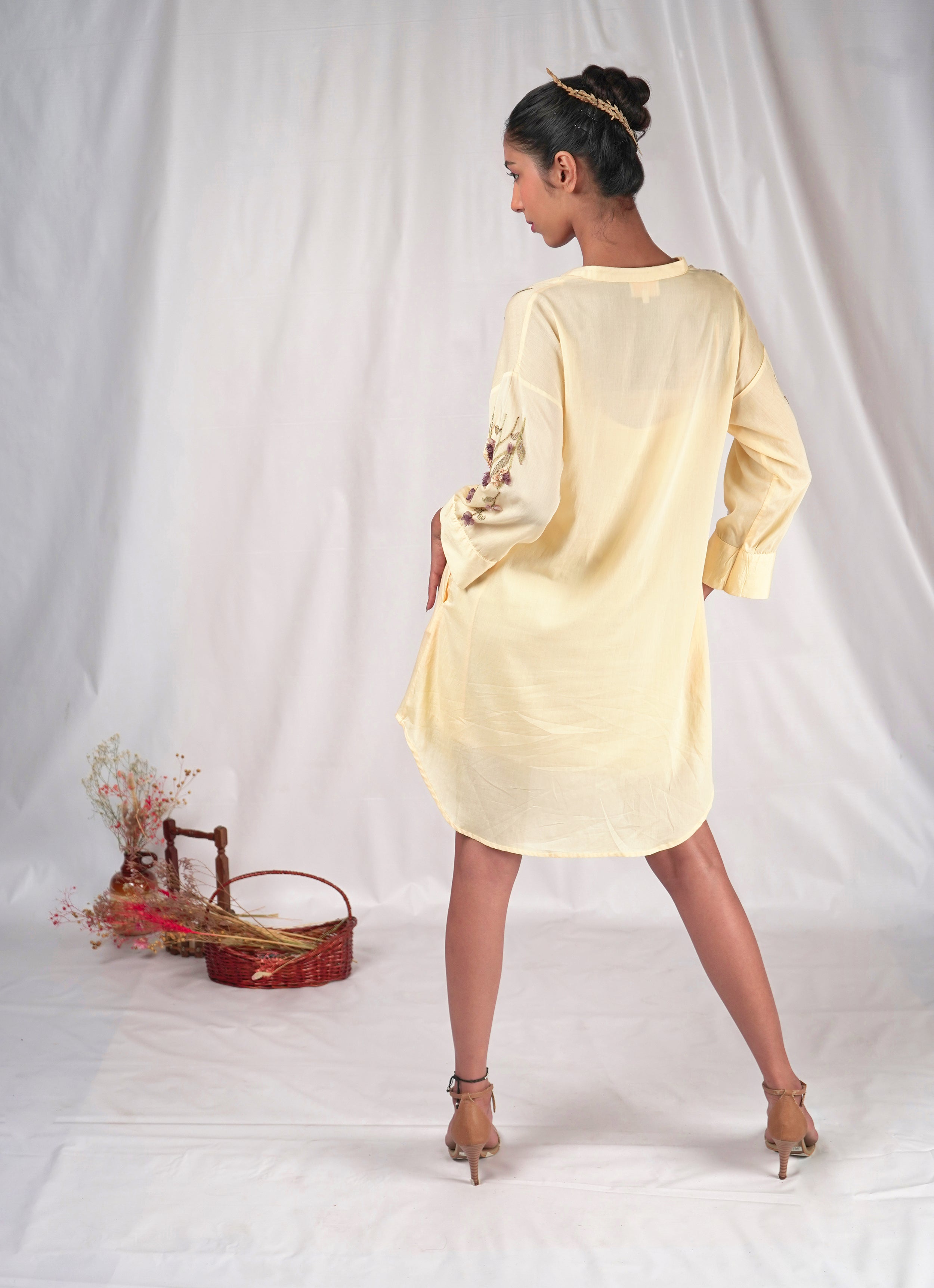 Yellow tent-fitted dress with embroidery