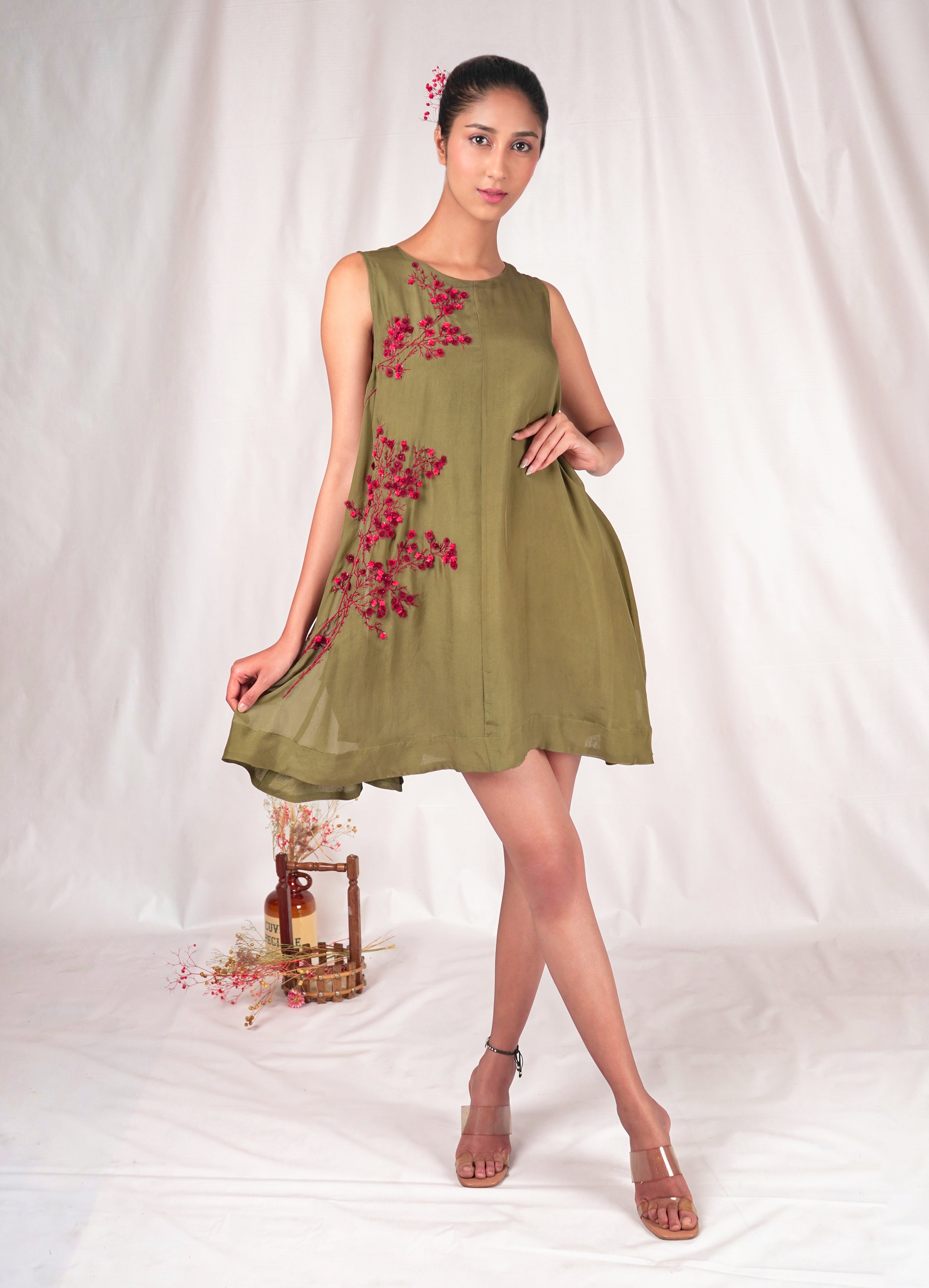 Green tent-fitted dress with embroidery details