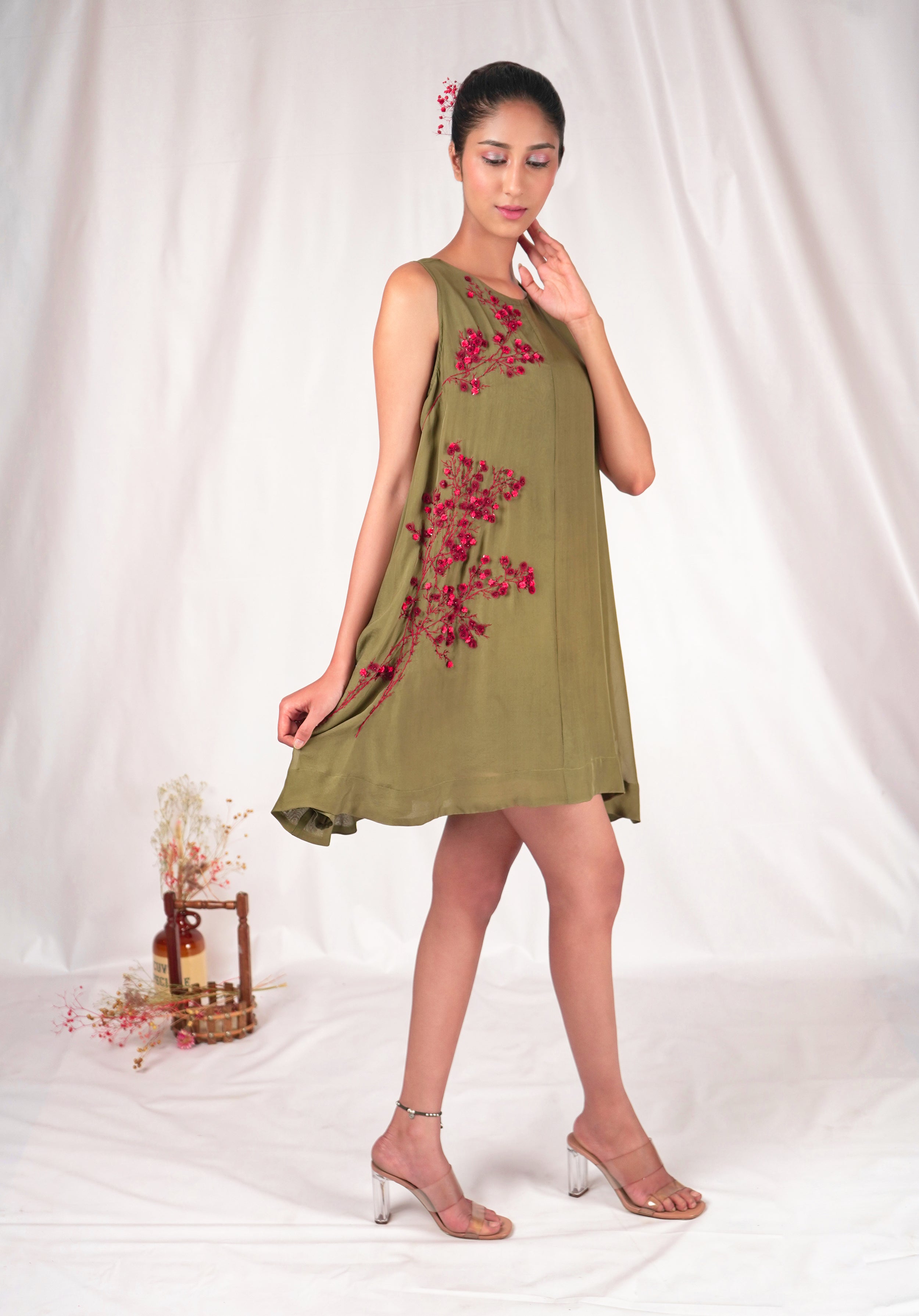 Green tent-fitted dress with embroidery details