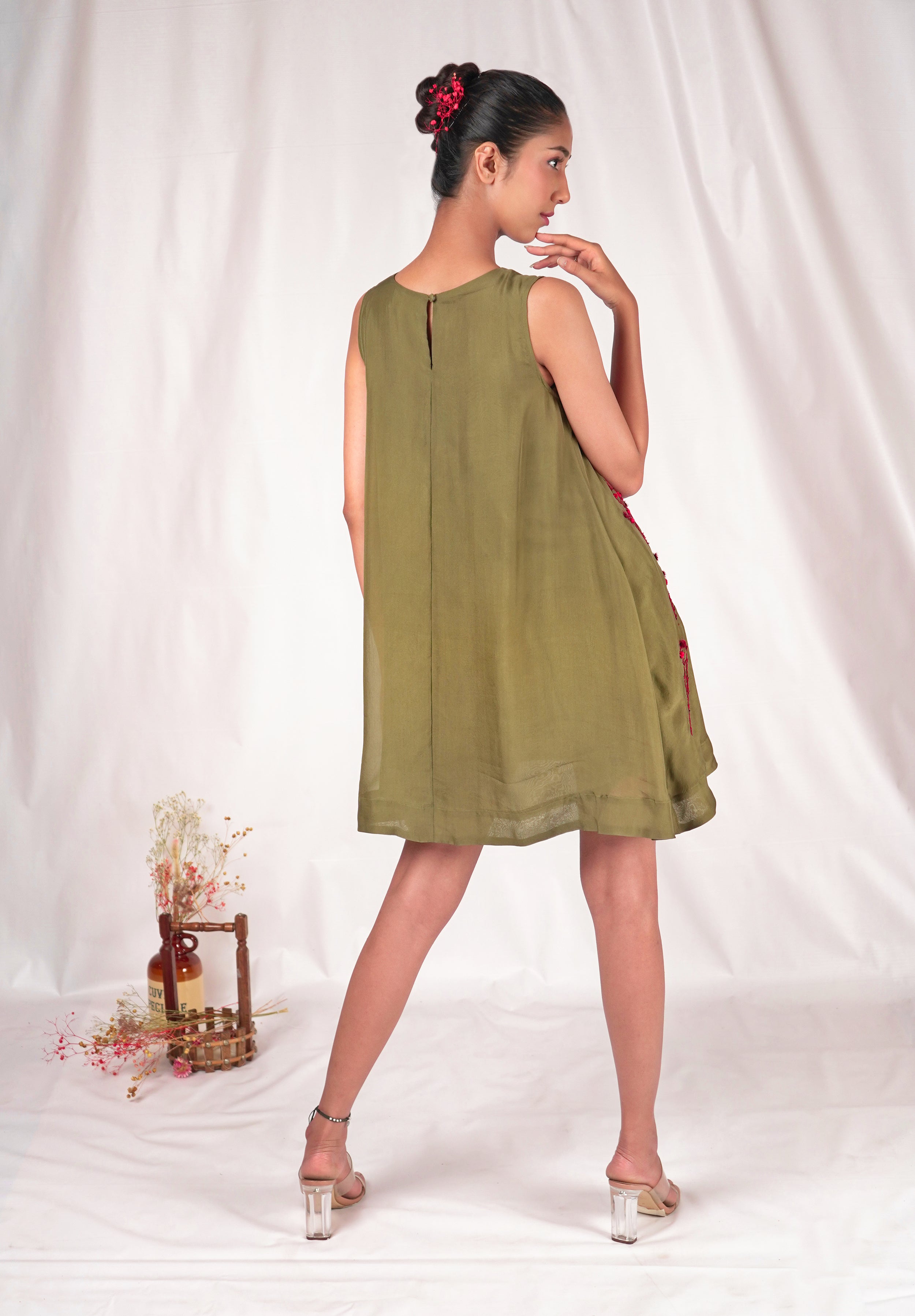 Green tent-fitted dress with embroidery details