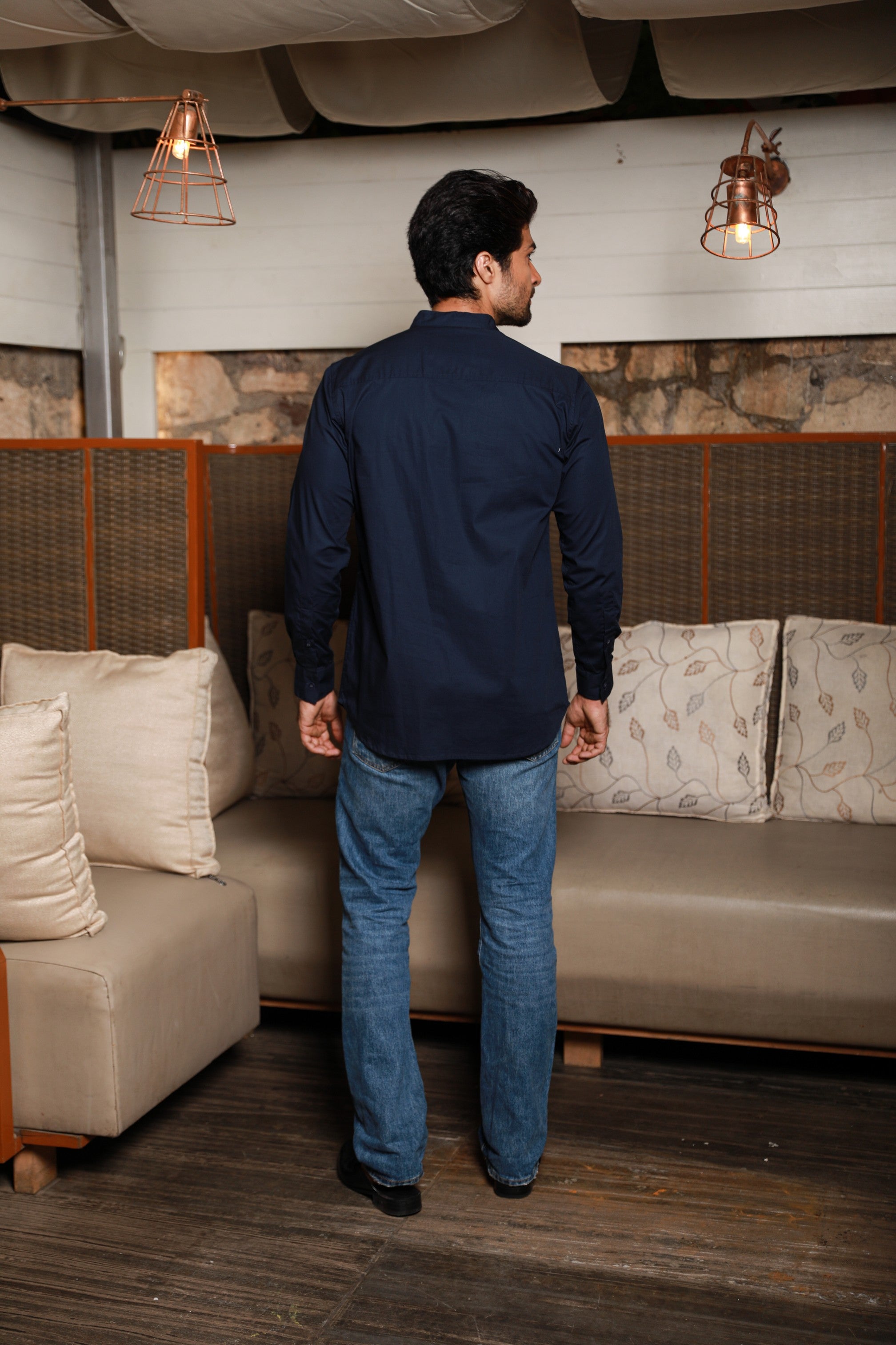 Dark blue shirt with mandarin collar and plaket zipper feature