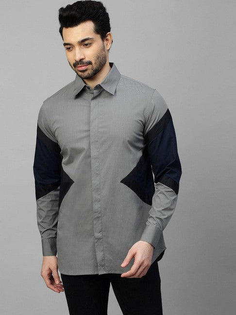 Grey shirt with black and dark blue arrow feature