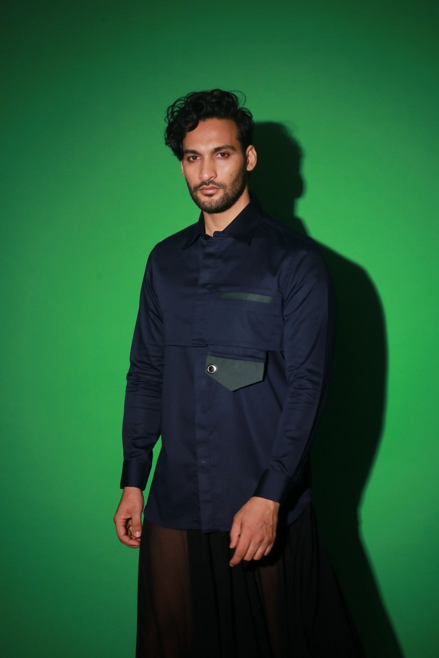 Navy blue shirt with chest flap and extended pocket in olive green