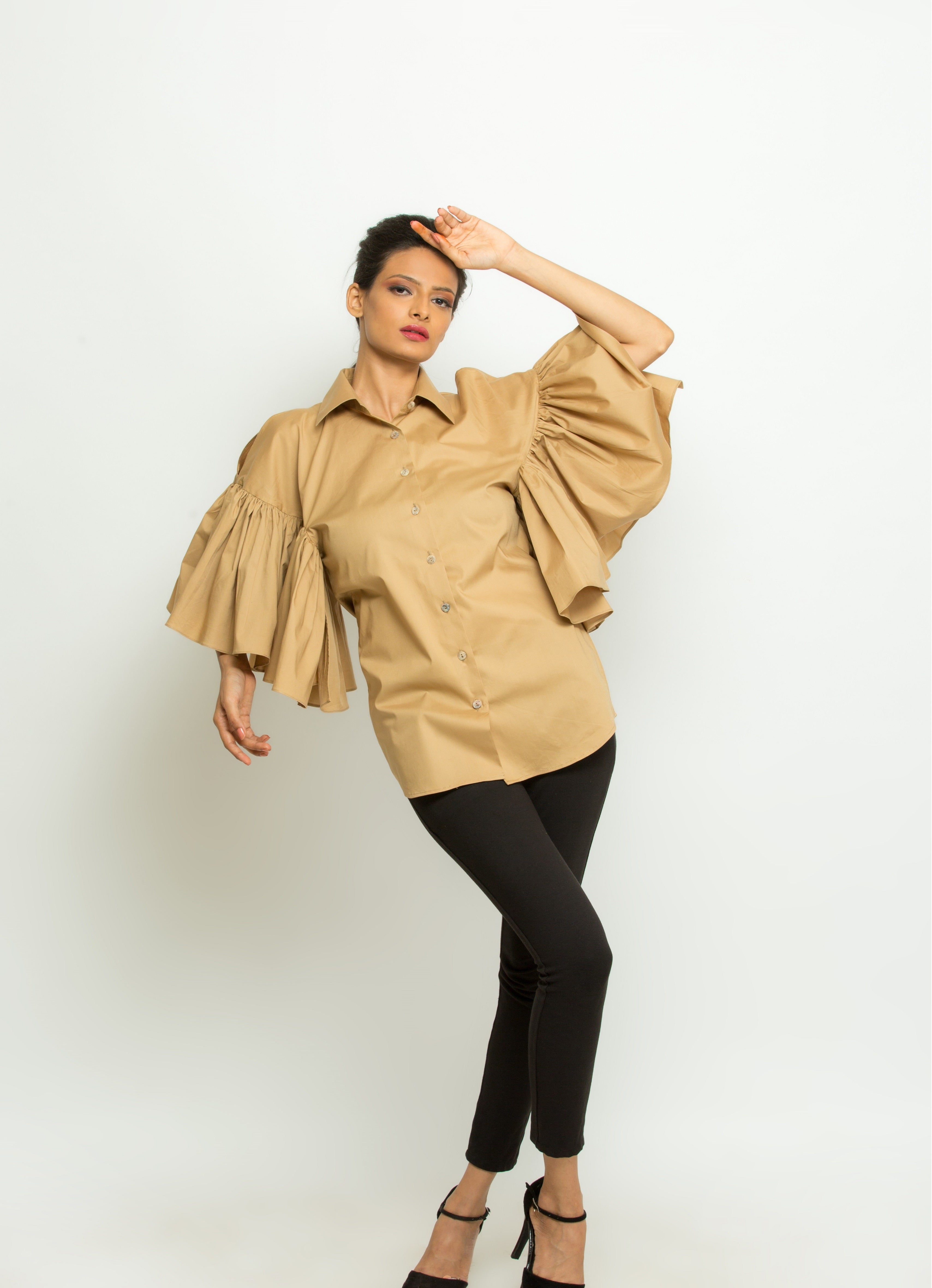 Collared shirt with exxagerated pleated sleeves