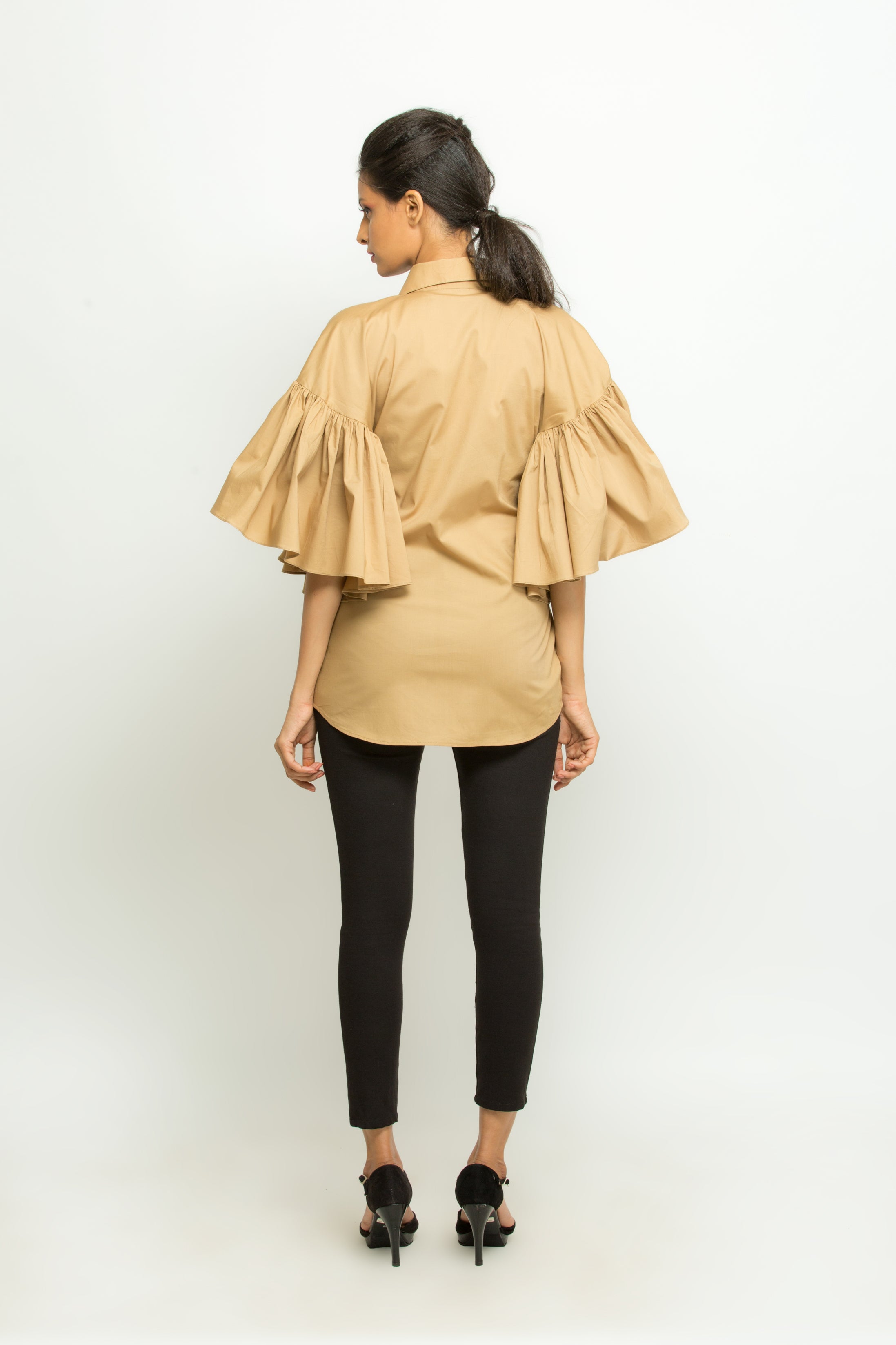 Collared shirt with exxagerated pleated sleeves