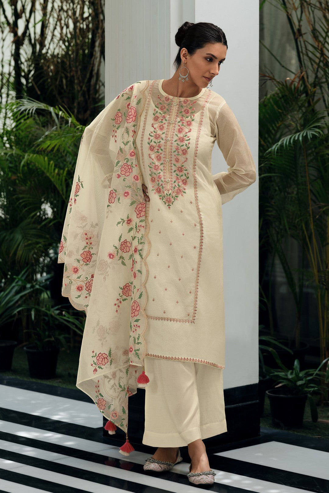 Off white embroidered kurta set