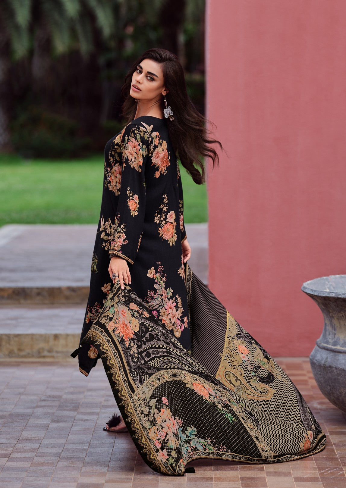 Black floral kurta set with embroidery