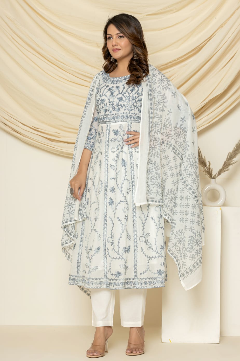 Grey mohak -aari embroidered suit set with pant and dupatta