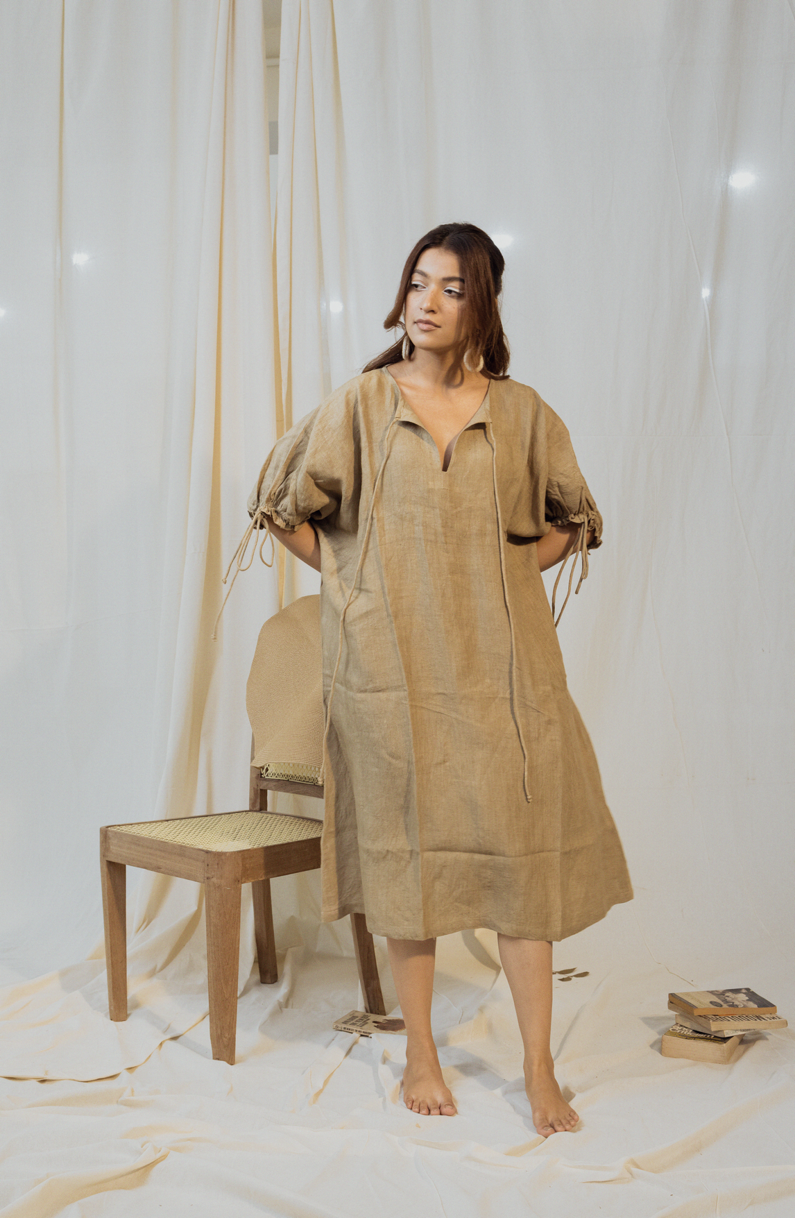 RELAXING LOOSE AIRY DRESS WITH SEMI PUFFED SLEEVES