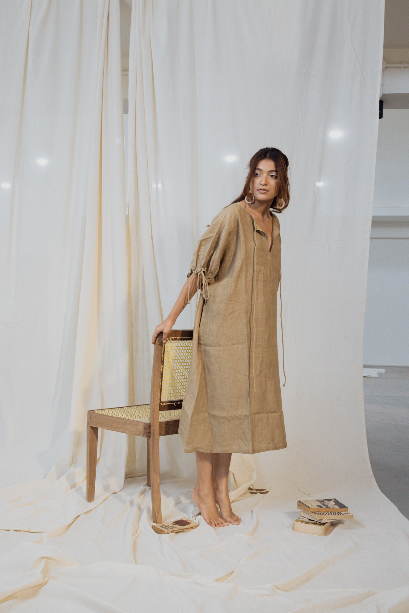 RELAXING LOOSE AIRY DRESS WITH SEMI PUFFED SLEEVES