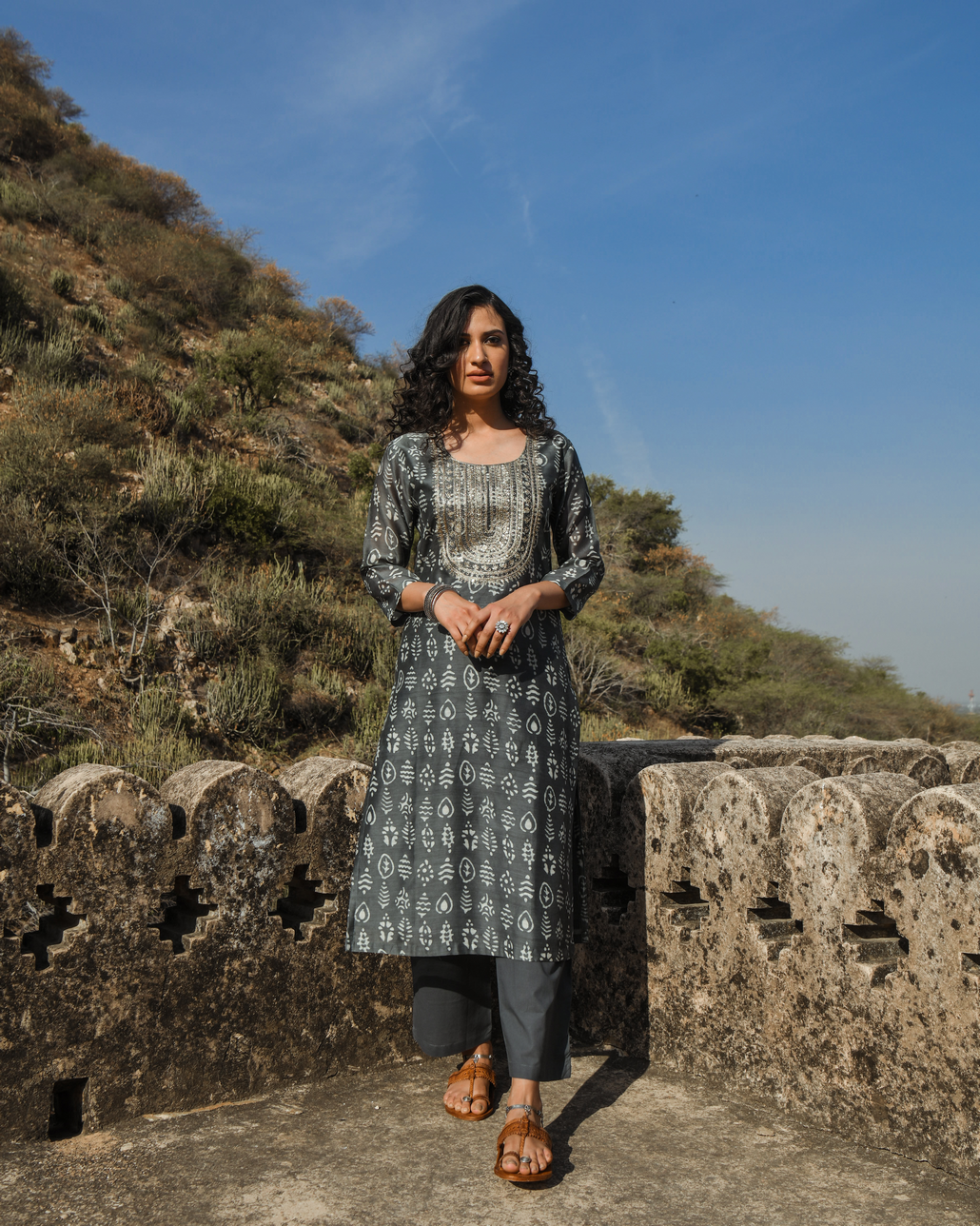 GREY EMBROIDERED CHANDERI KURTA SET