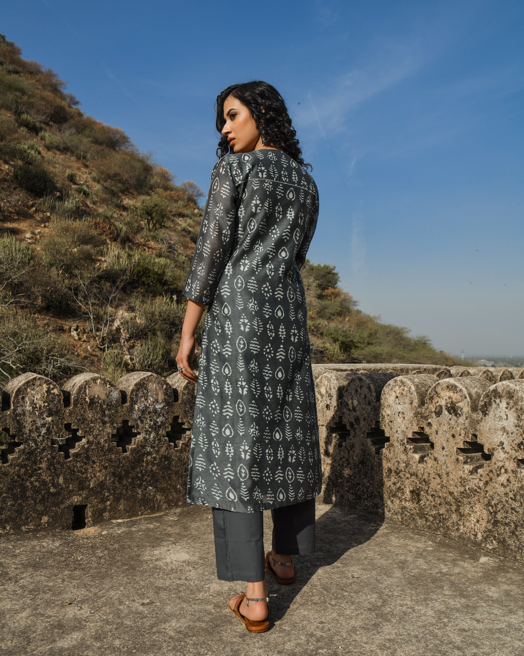 GREY EMBROIDERED CHANDERI KURTA SET