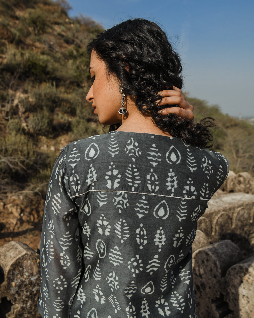 GREY EMBROIDERED CHANDERI KURTA SET