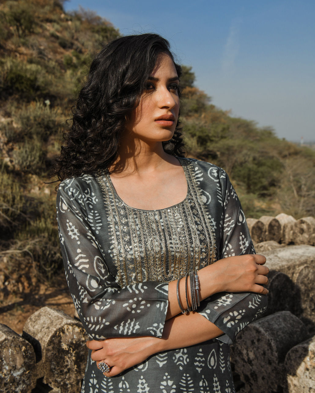 GREY EMBROIDERED CHANDERI KURTA SET