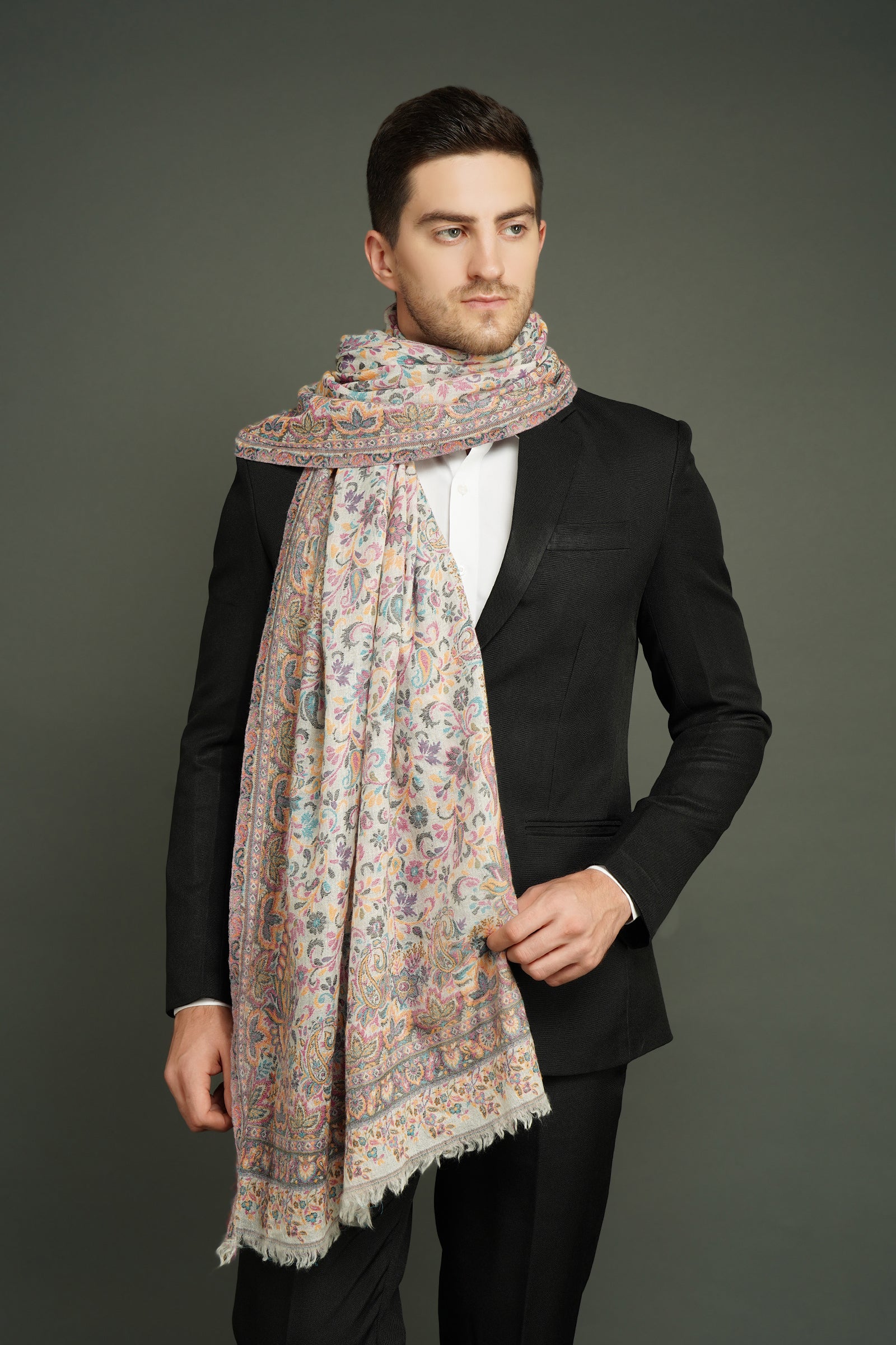 Cashmere fine wool with kani paisley border design