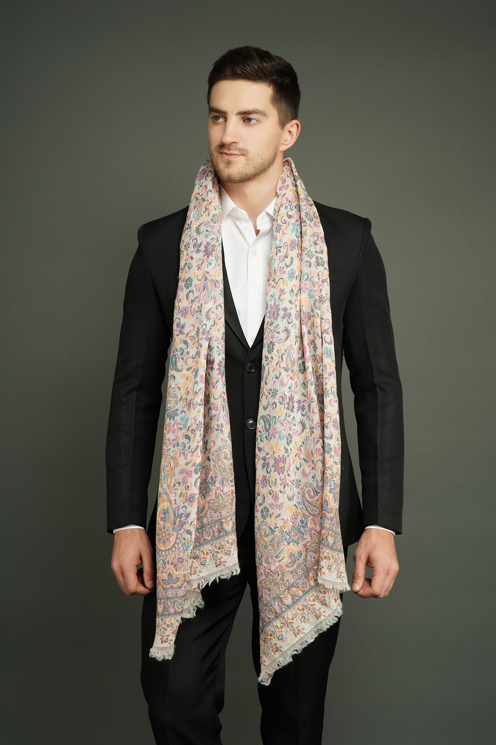 Cashmere fine wool with kani paisley border design