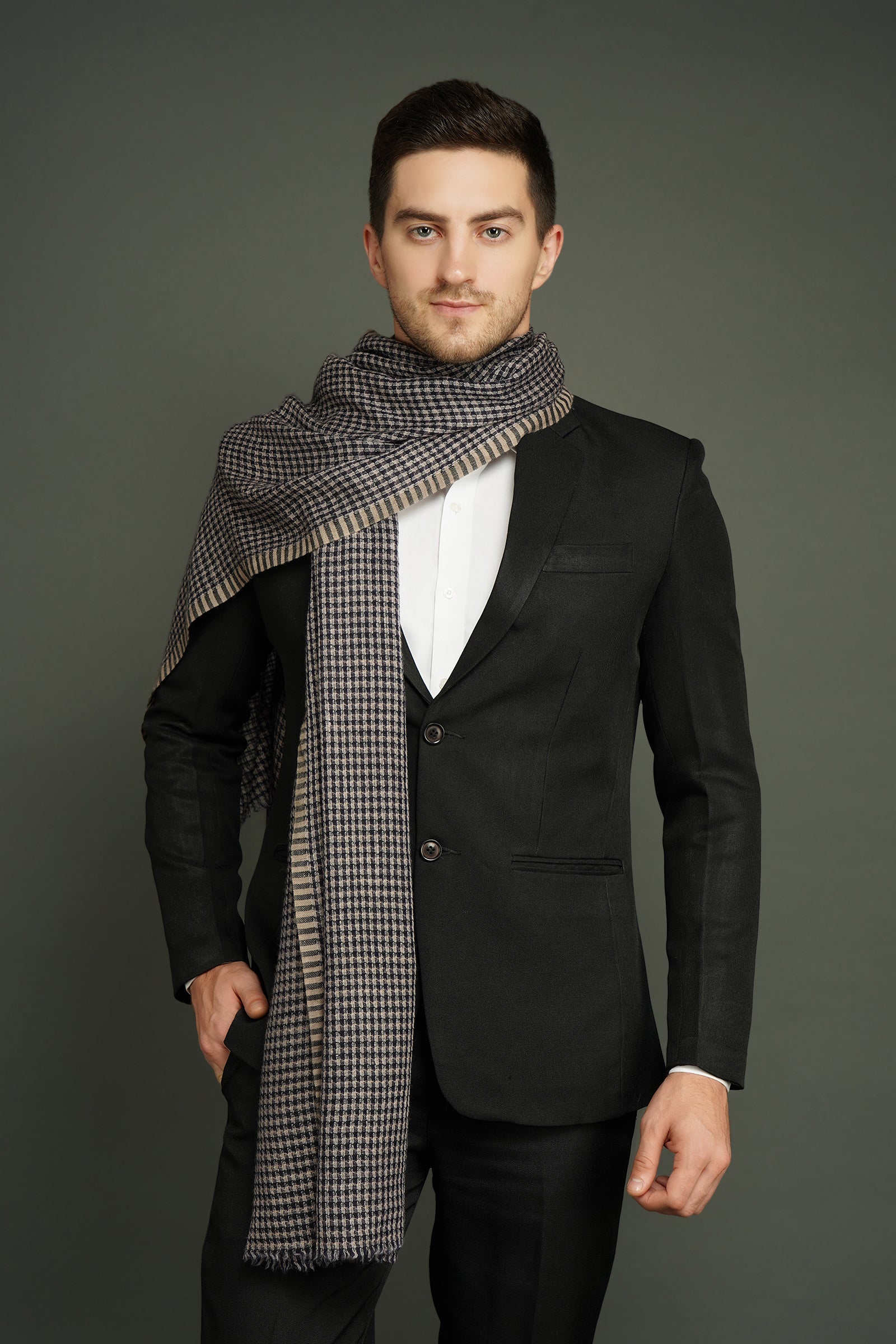 Cashmere fine wool stole with checkered design