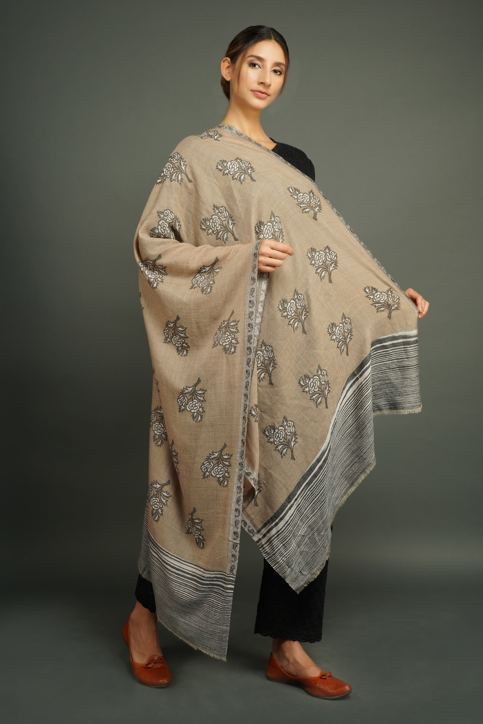 Pashmina blend woven floral in geometrical pattern