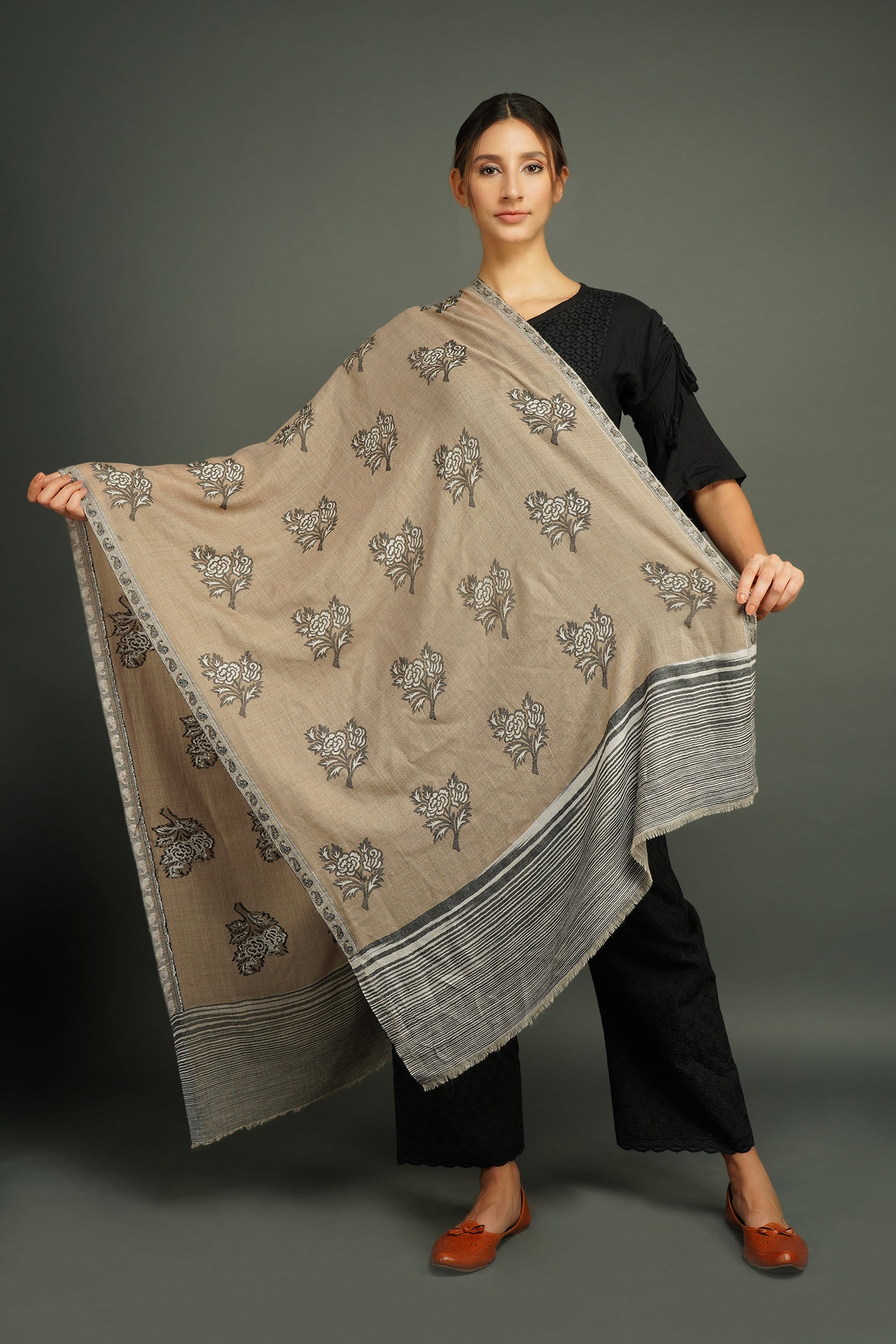 Pashmina blend woven floral in geometrical pattern