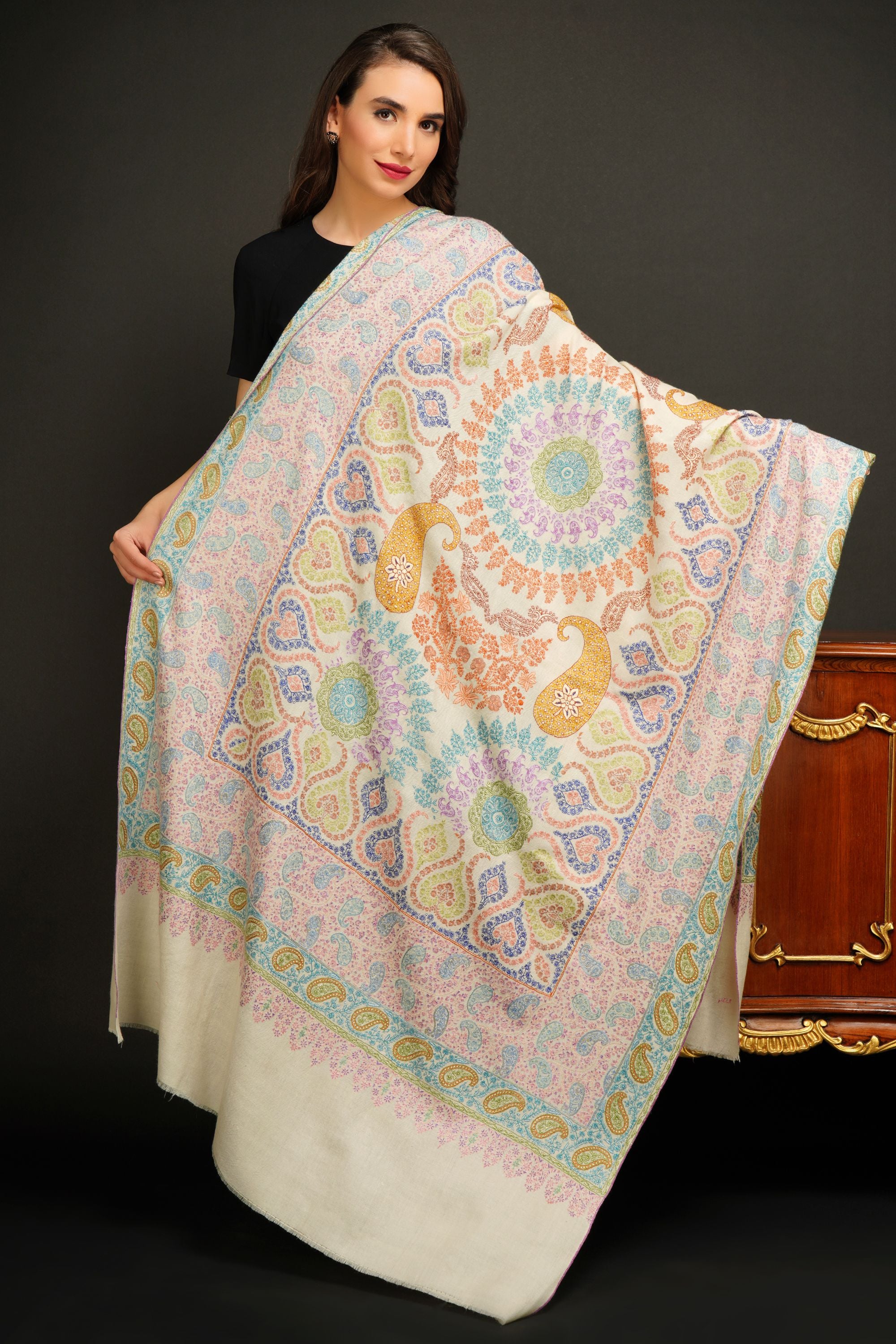 Pashmina handwoven Aabi kaari with sozi work design