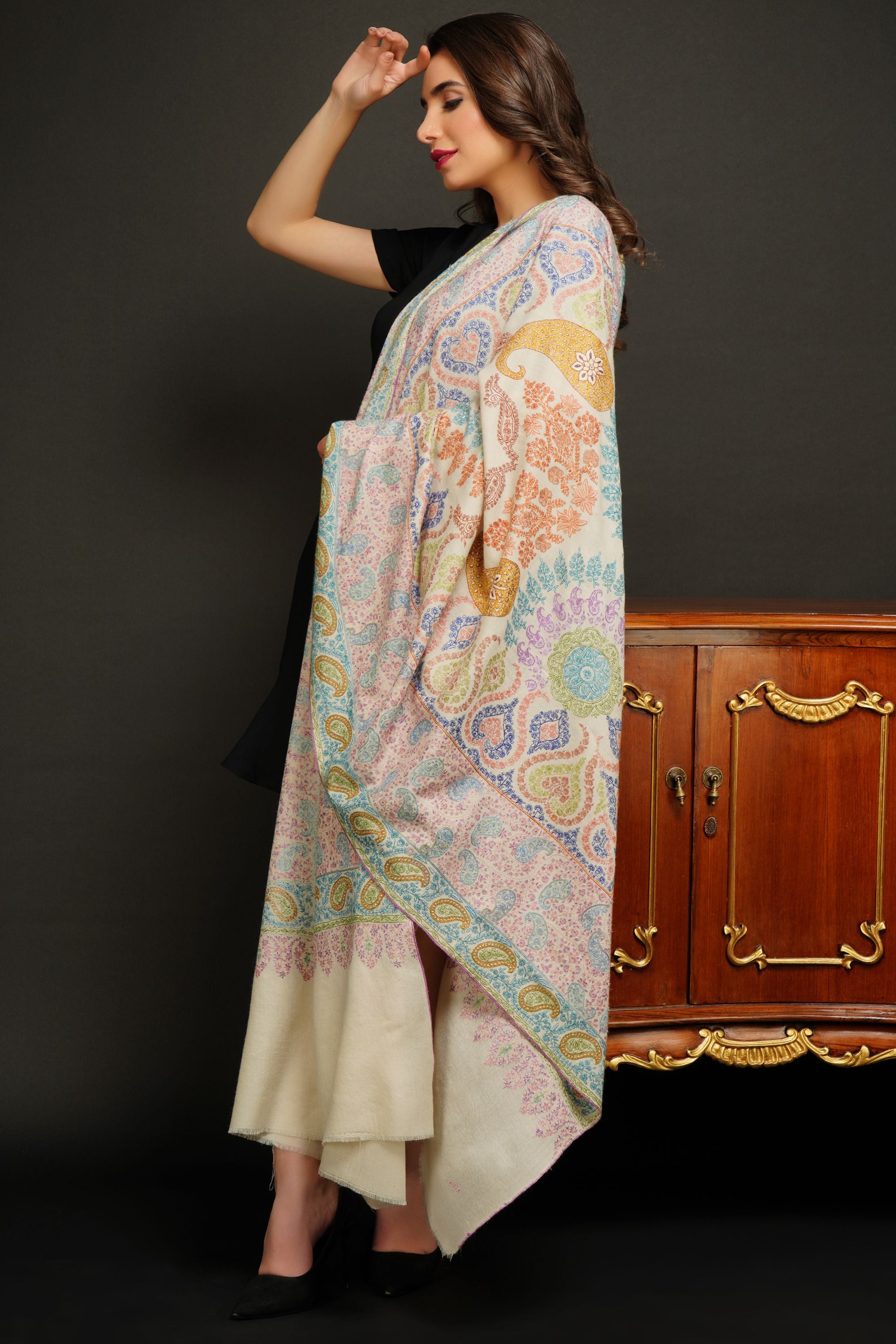 Pashmina handwoven Aabi kaari with sozi work design