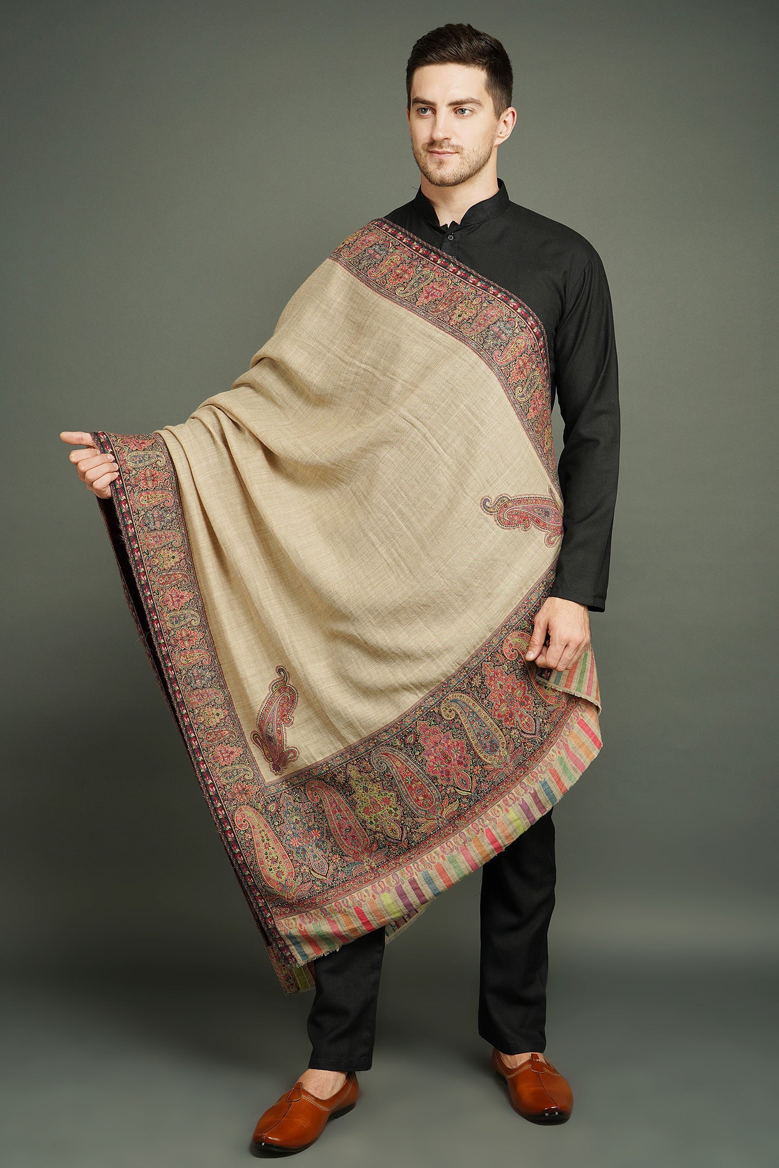 Pashmina wool in antique jamawar border with paisley work