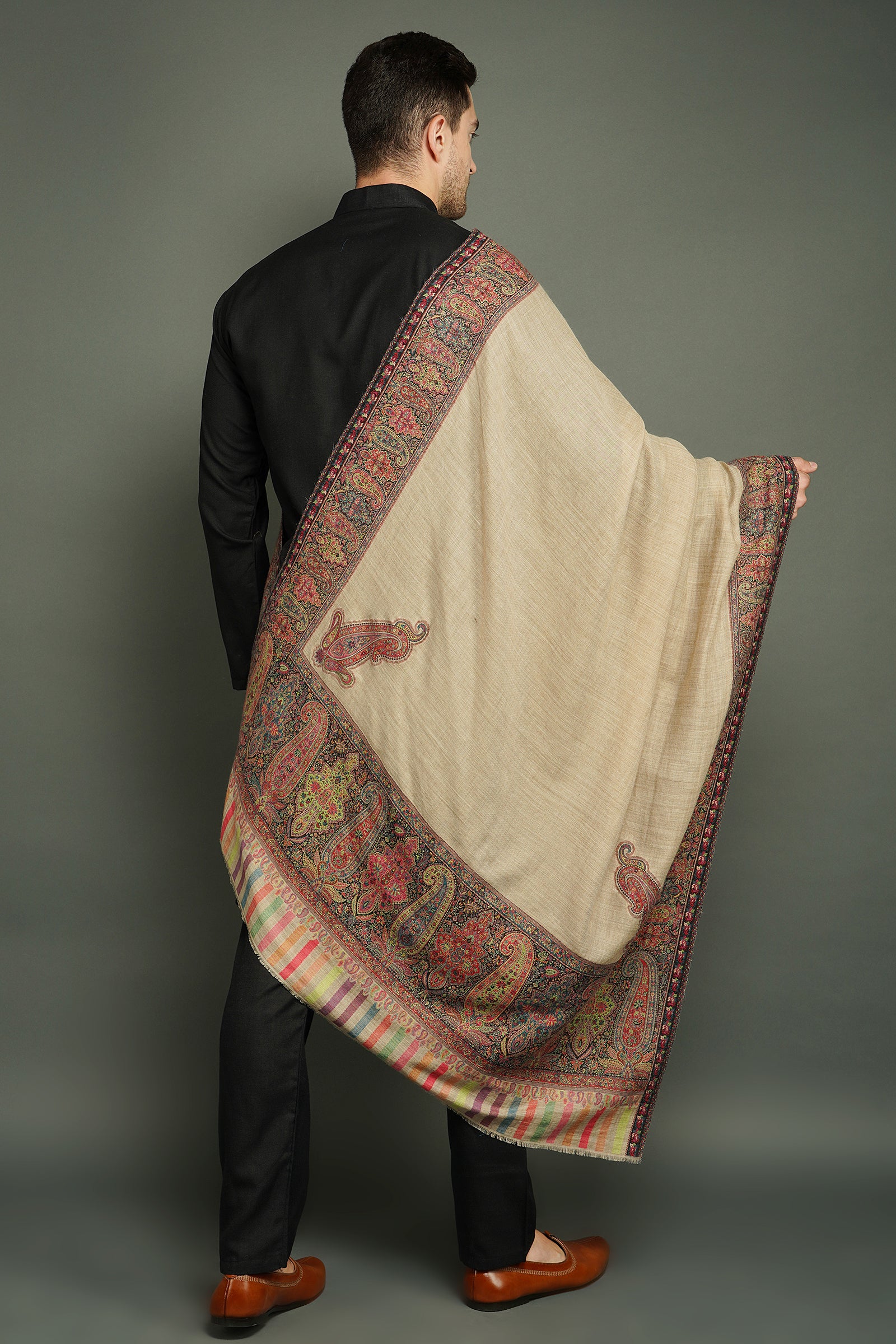 Pashmina wool in antique jamawar border with paisley work