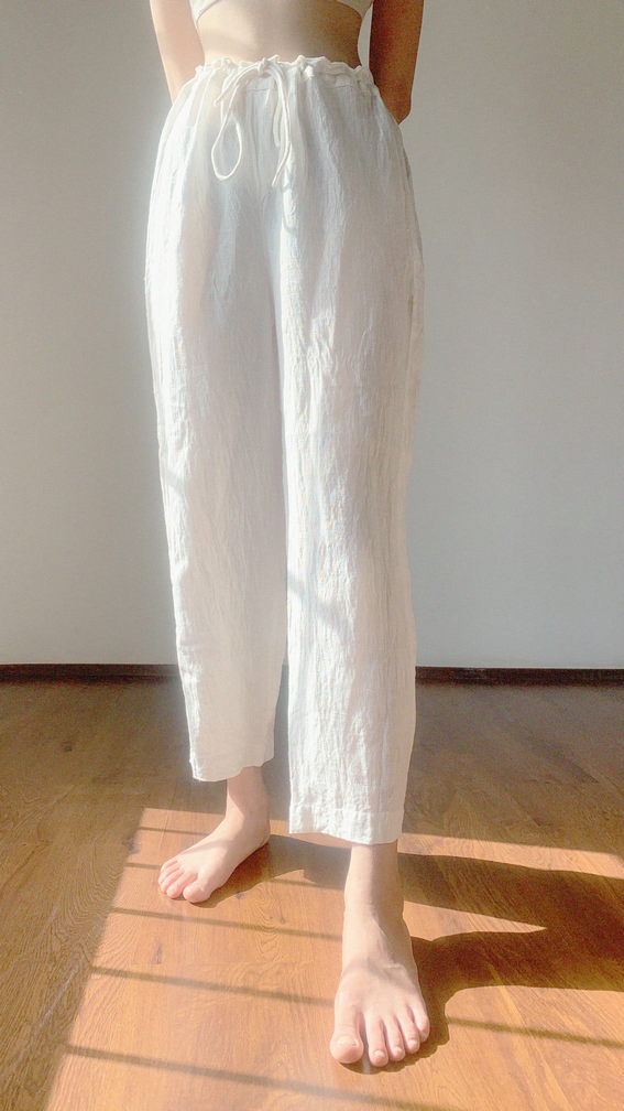 COMFORT PANTS WITH PLEATED DETAILS IN THE BACK BOTOM