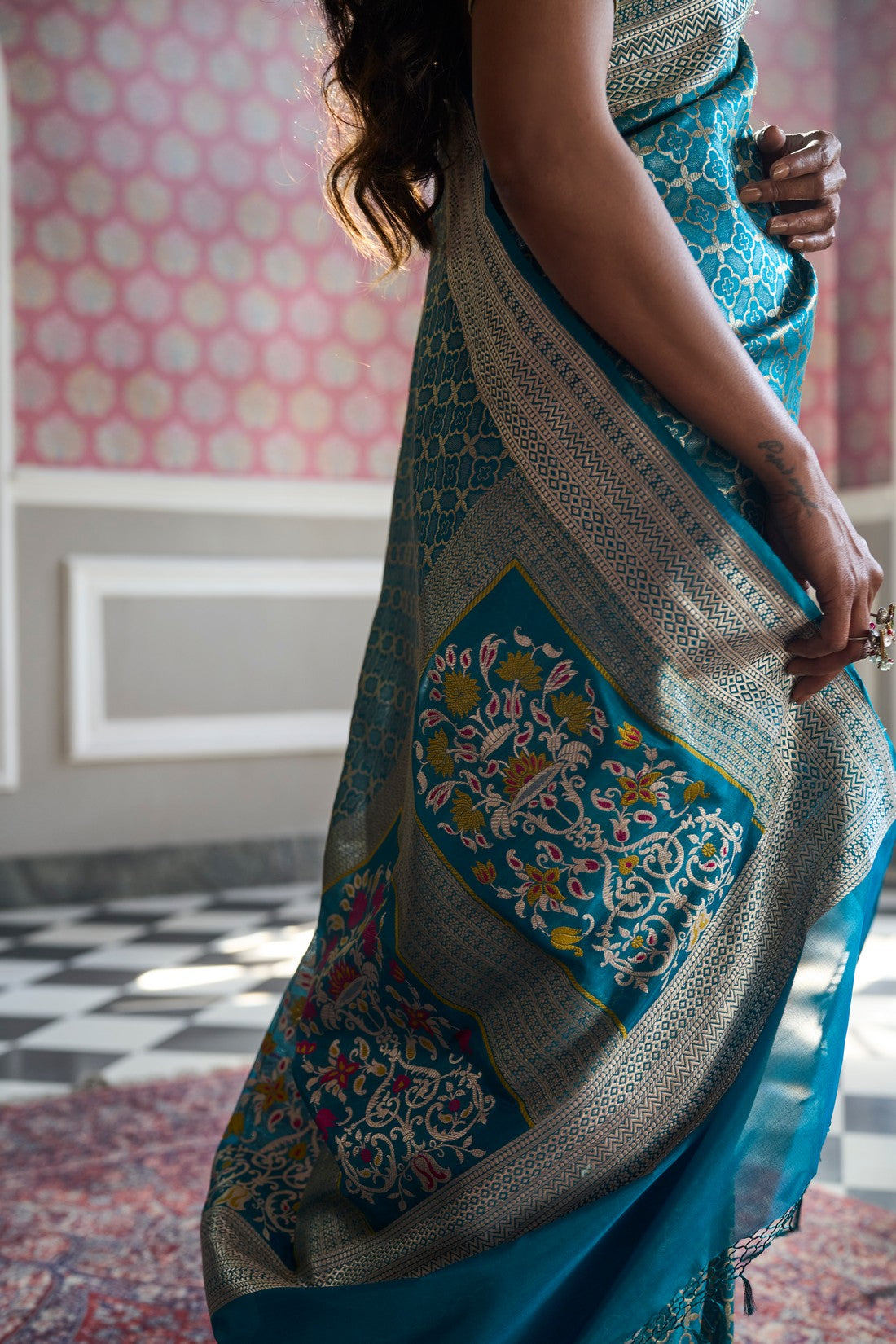 Chaand Ki Jaali' Firozi Geometric Zari Pure Silk Benarasi Handloon Sari