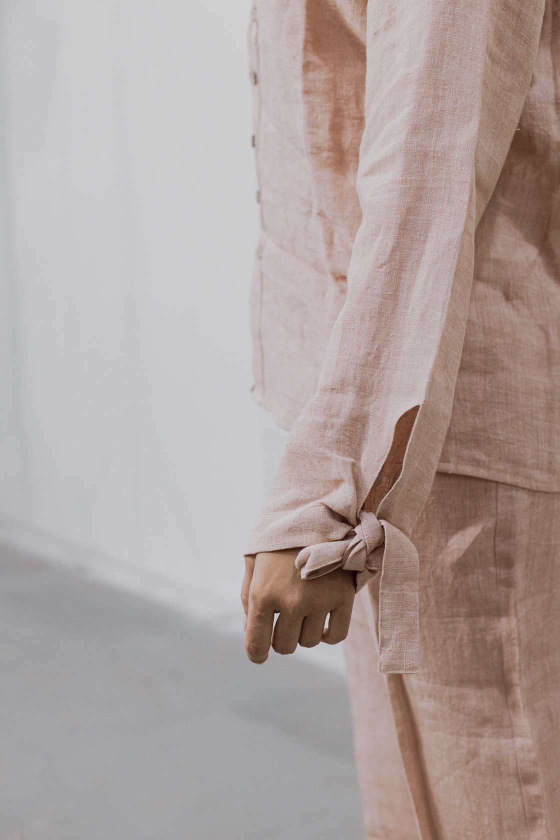 SELF-TIE SLEEVE SHIRT WITH WOODEN BUTTONS