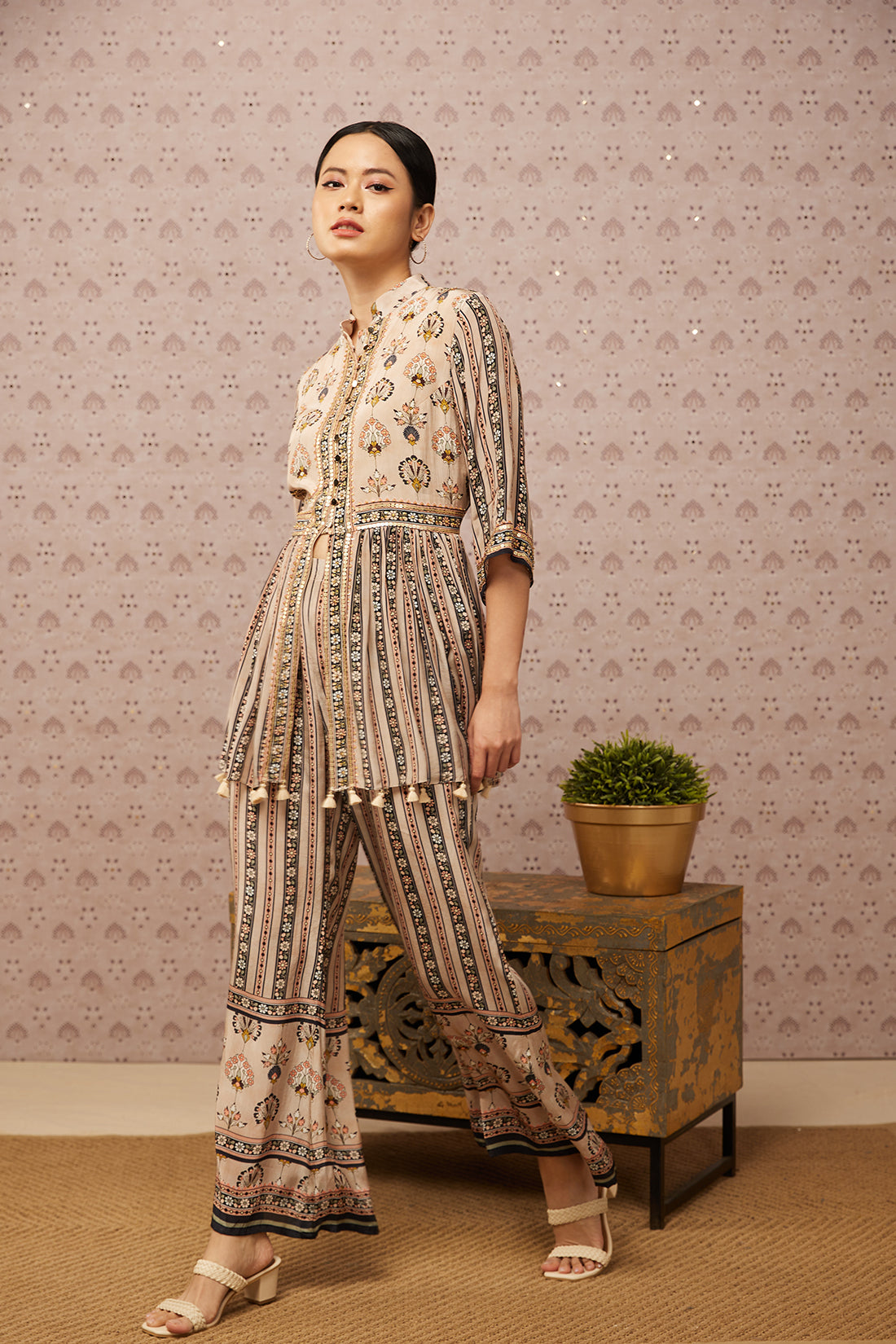 Sarouk Embroidered Kurta Set