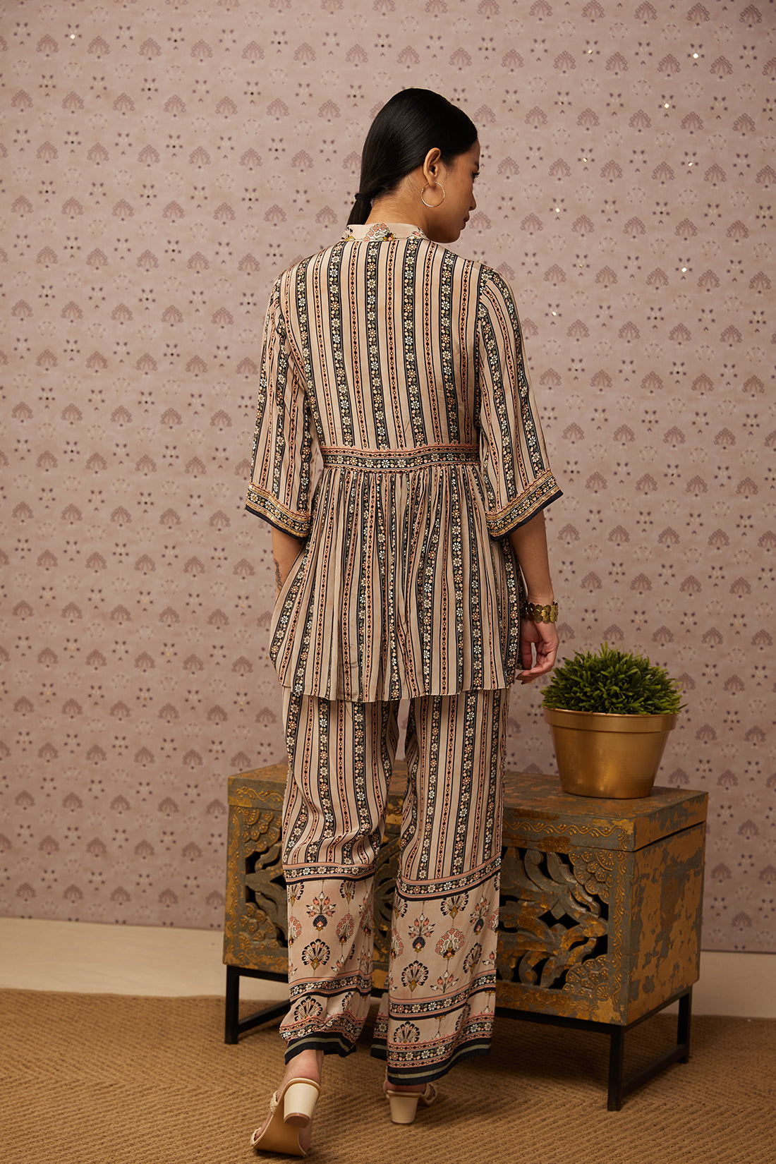 Sarouk Embroidered Kurta Set